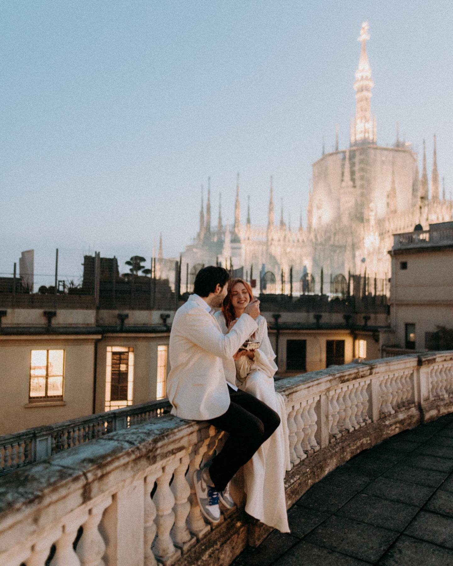 &ldquo;Lets eat Tiramis&ugrave; together forever!&rdquo; Milano Wedding Shoot was amazing ✨
Nothing beats the beauty of the duomo with a delicious Tiramis&ugrave; after Pizza of course 💥

Dress by @twosouls_bridal @ritualunions 

#hochzeitsvideograf