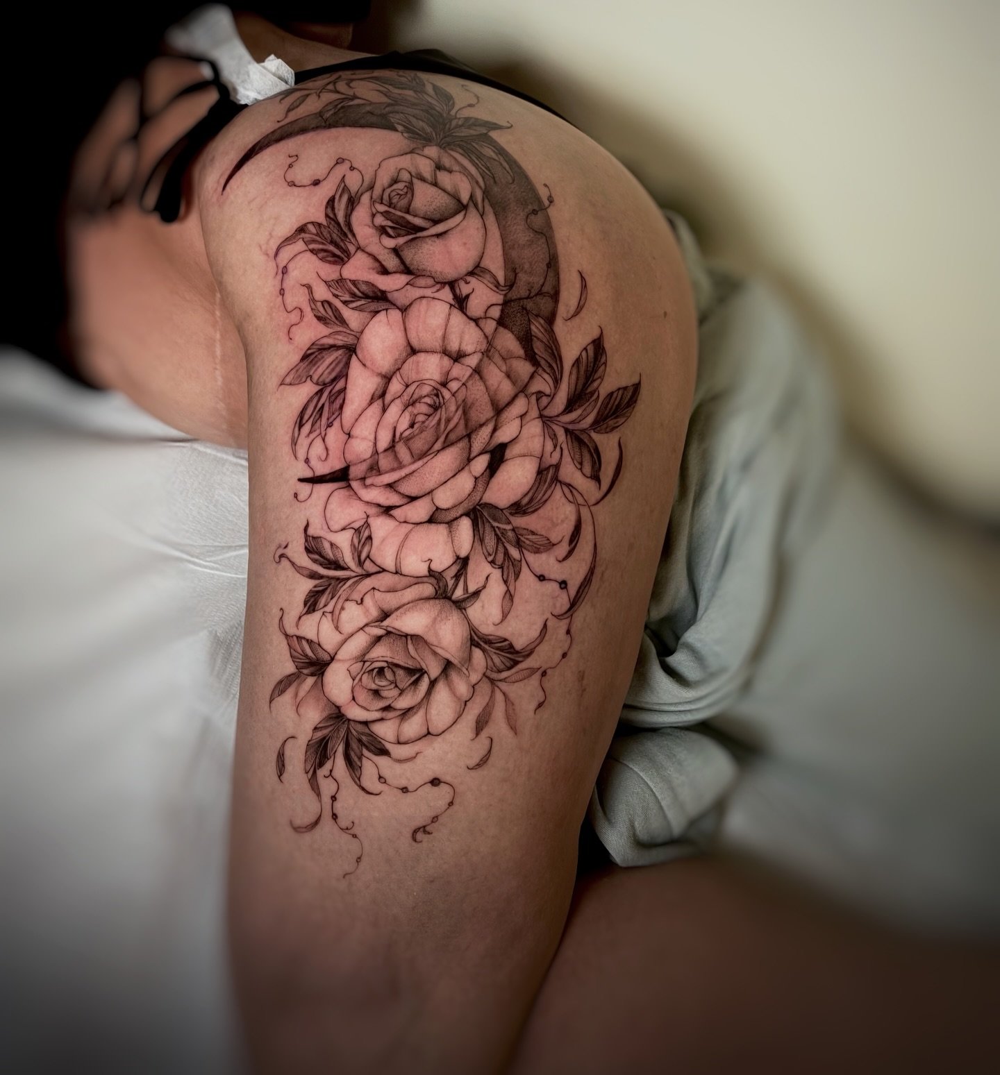 Here&rsquo;s a floral piece I did today on a long time client. Thanks Christine!
.
#thightattoo #floraltattoo #tattoowinnipeg #winnipegtattooartist #moontattoo