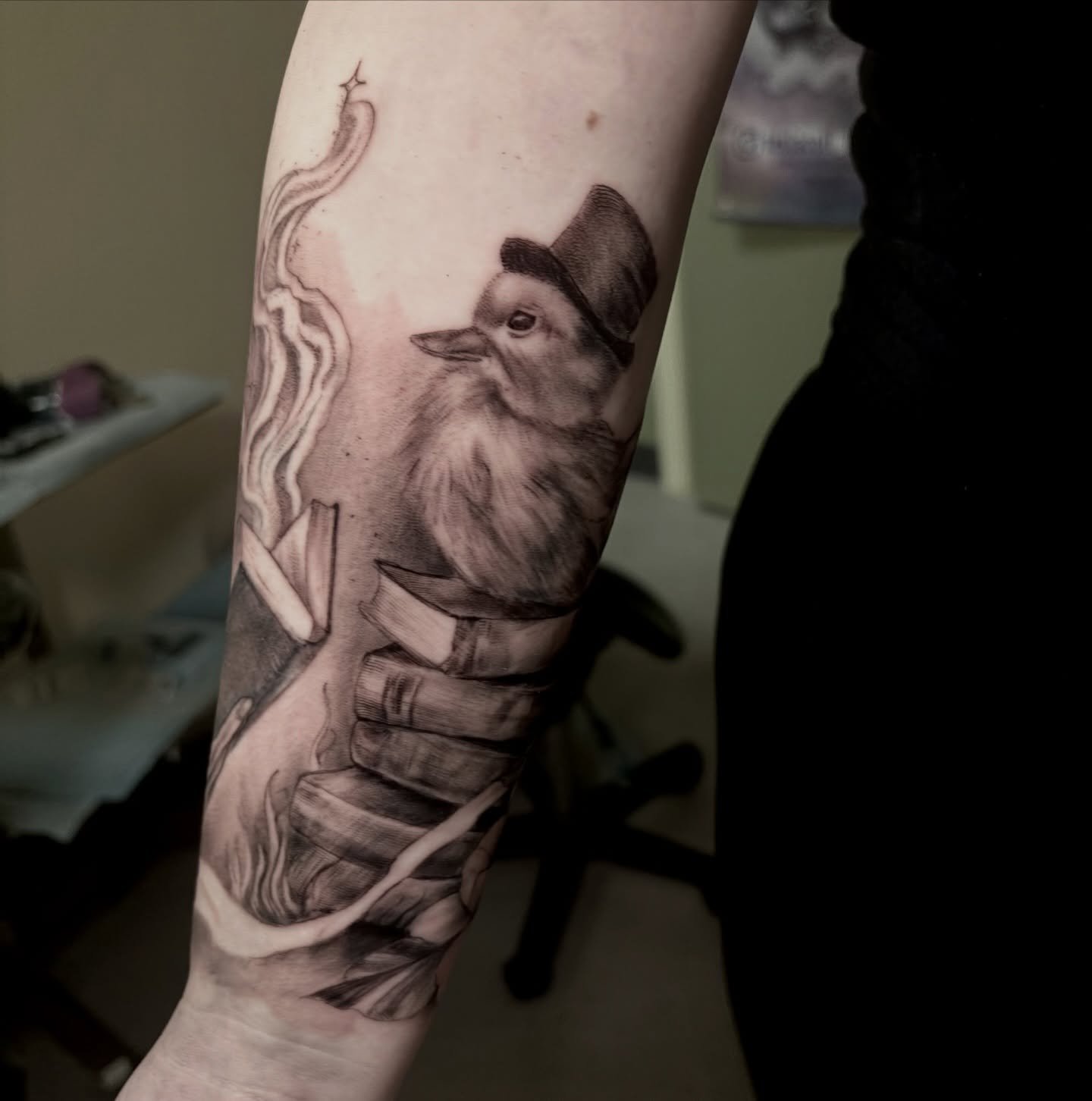 Presented without context, because none is needed for a chickadee on a pile of books wearing a top hat. 
Swipe for a video of the wraparound. Lady is healed but I refined some stuff so she was a little red in places. 
.
.
.

#winnipegtattoos #tattoow