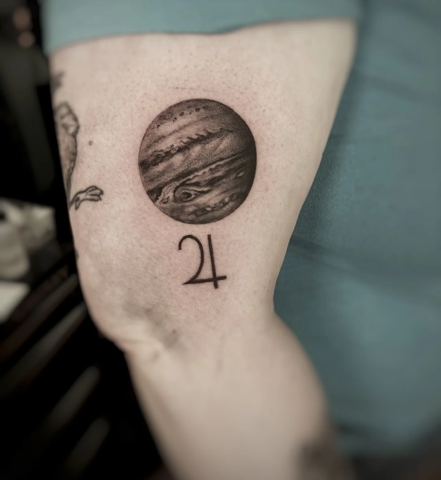 I love doing smaller tattoos like this. That&rsquo;s what my small tattoo booking form is for (link in bio). 
This is Jupiter with the sign for Jupiter. 
Thanks Rachel!
.
.
.
.
#saturntattoo #winnipegtattoo #tattoowinnipeg #planettattoo #winnipegtatt