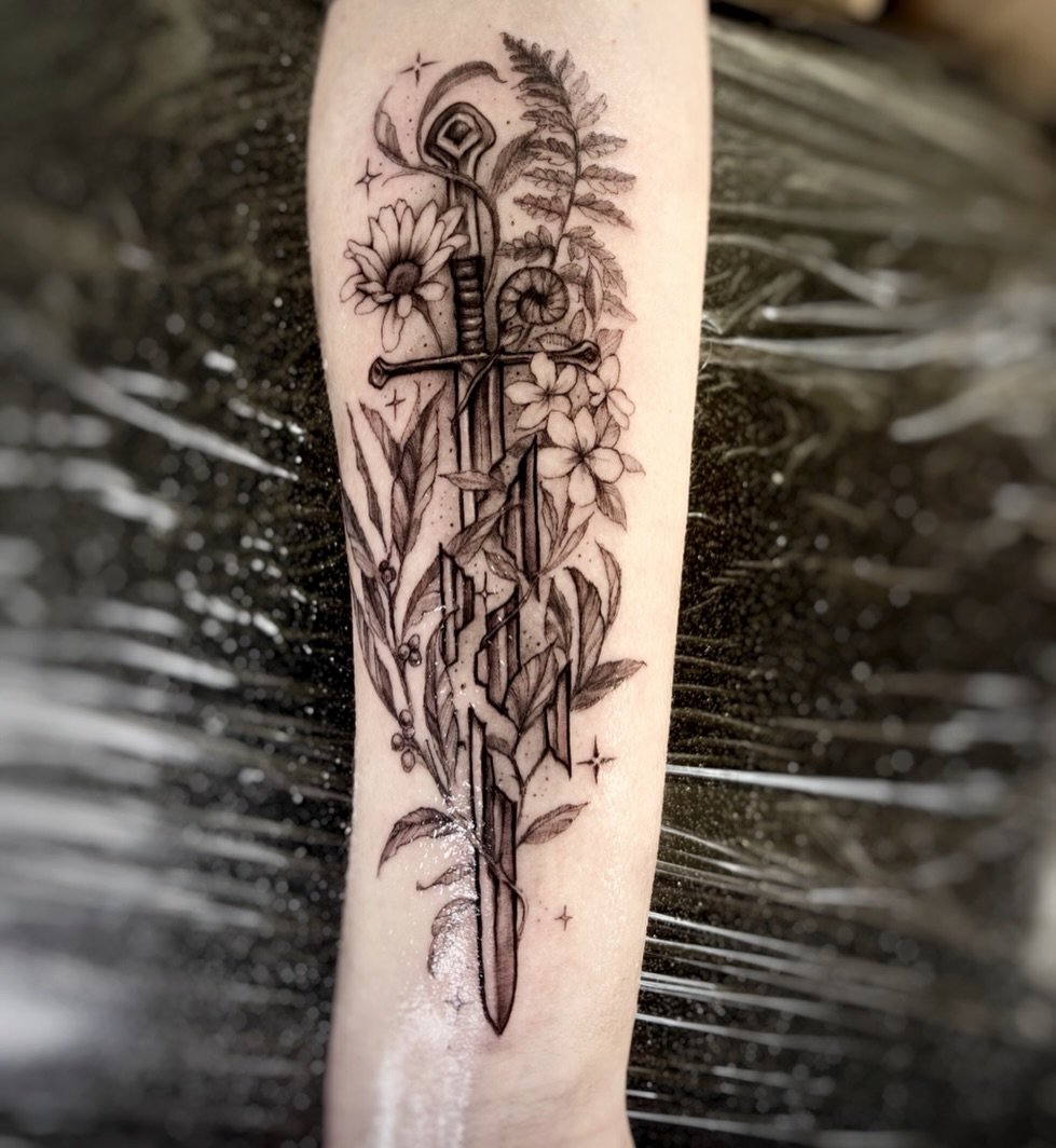 Broken Narsil.
.
.
.
#narsiltattoo #winnipegtattoo #tattoowinnipeg #lotrtattoo #winnipegtattooartist