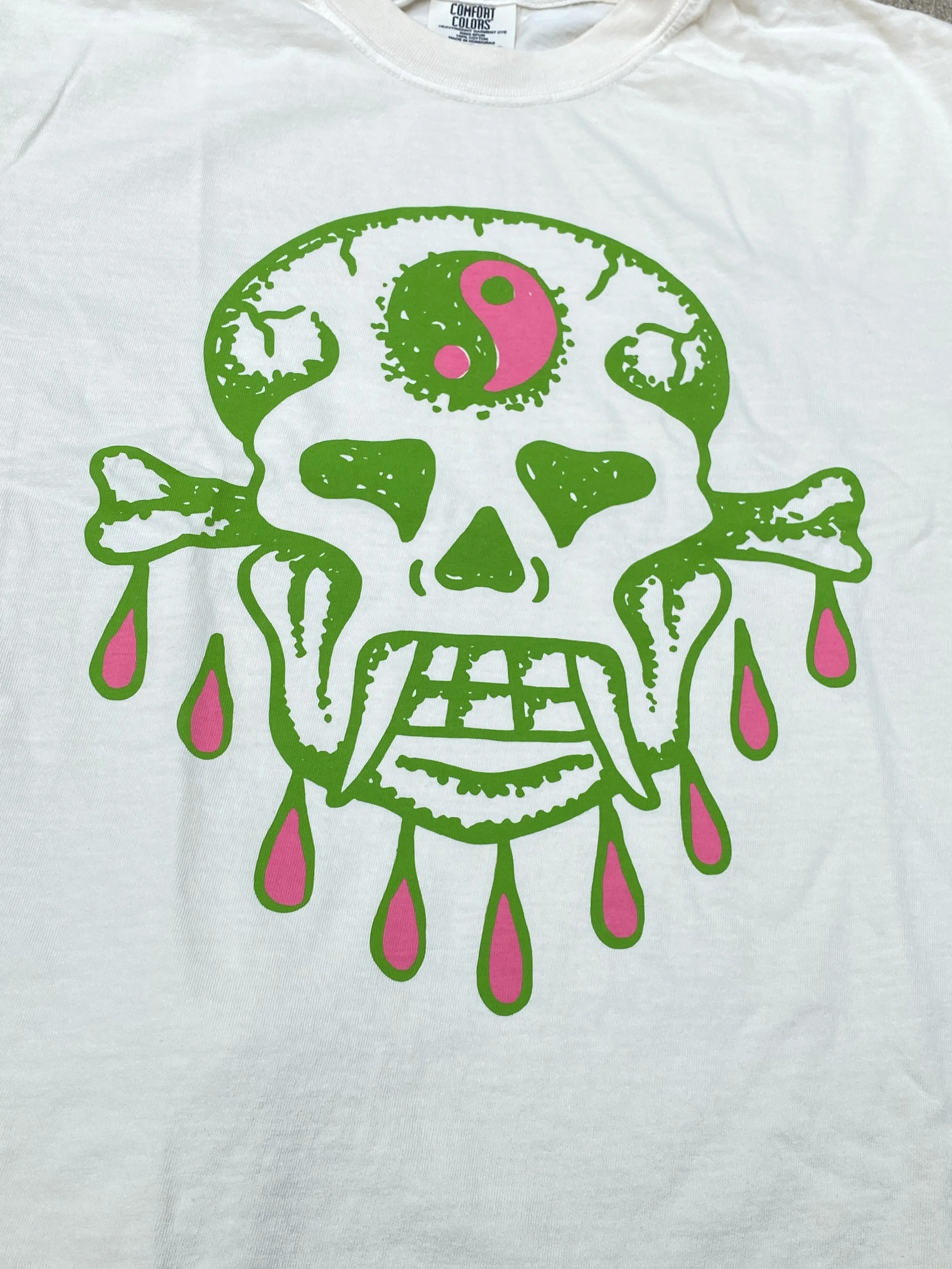 SKULL YIN YANG TEE Green and Pink Color Way