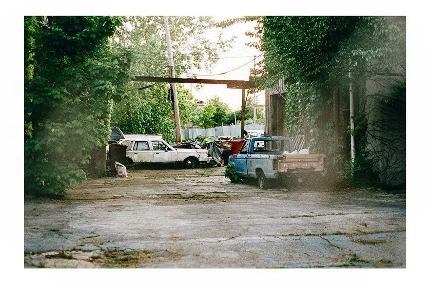 red hook, may.
.
.
.
#theanalogclub #photofilmy #back2thebase #35mmbook #imaginarymagnitude #bordrs #goldmoony #staybrokeshootfilm #spi_collective #filmphotography #filmphotographic  #streetphotography #portra400 #kodakportra400 #kodak #analog #35mm 