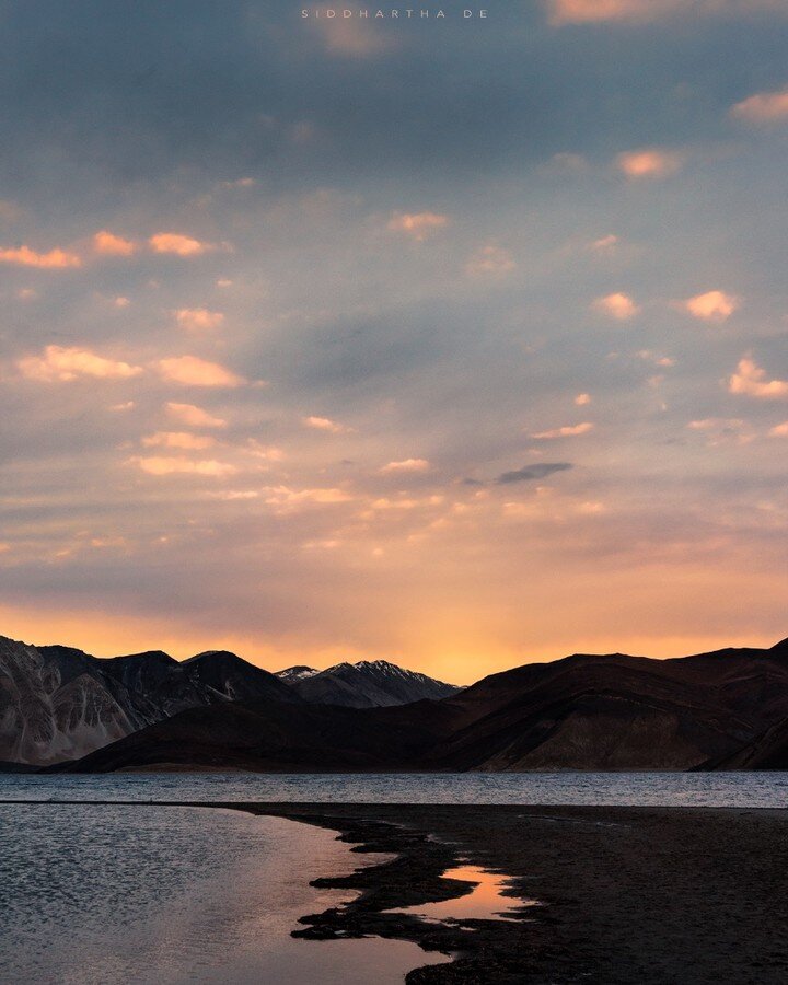 A beautiful scene unfolding in front of me in Ladakh, in the Indian Himalaya.

siddharthade.com

#siddharthadephotography #landscapephotography #landscapelover #landscape_captures #landscapes #ladakh #india #landscapeporn #getlost #ig_landscape #trap