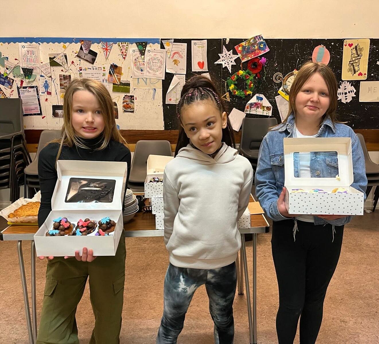 We want to say a huge thank you birthday girl, Tiah (in the middle of this photo) who just turned 7, and chose to spend her birthday money on cupcakes for our guests! 🤩 what an amazing gesture 💛 We are so touched that you thought of our guests on y