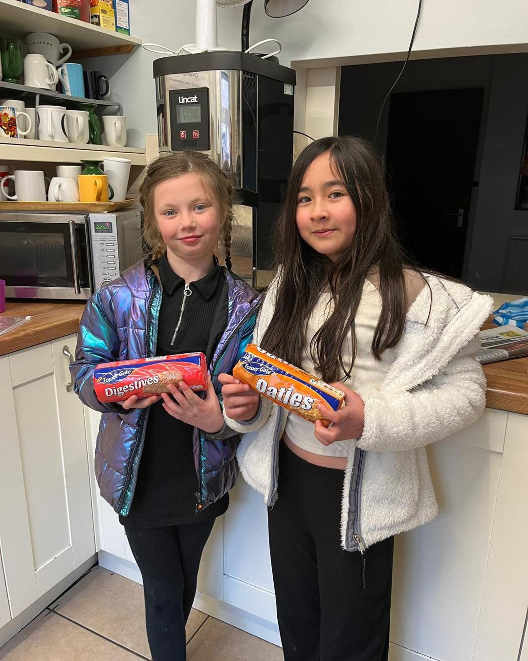 Big shout out to Jessica and Eliza who sold lemonade and ice lollies to raised money for us! They came down to drop off the fantastic &pound;16 they raised as well as some bonus biscuits, and to see around our shelter 💛

Thank you so much for all yo