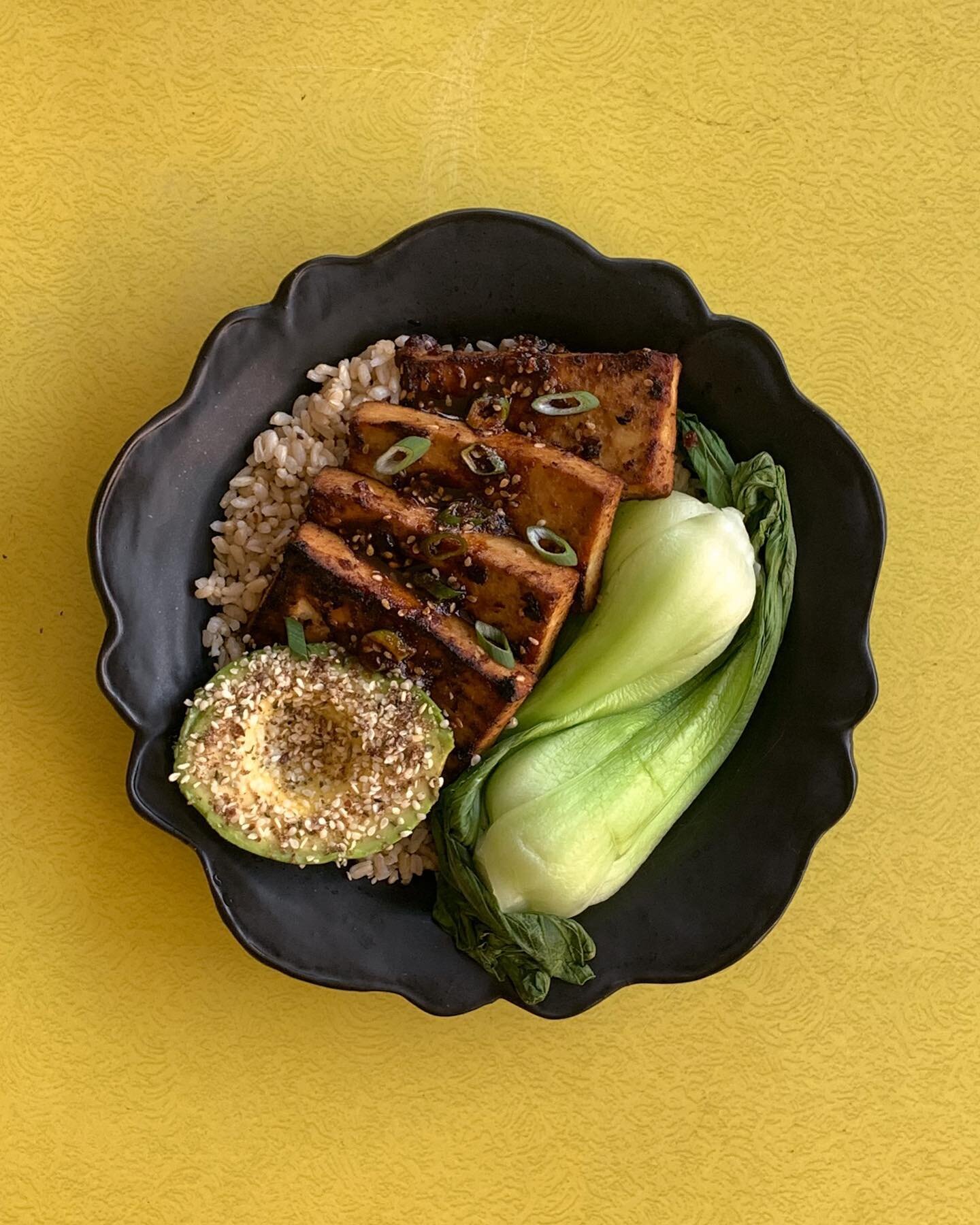 Lunch time!

Baked tofu with sesame miso glaze. Steamed bok choy. Seeded avocado. Brown rice. Finished with yangneomjang.

New table! Found it in the trash 🌸