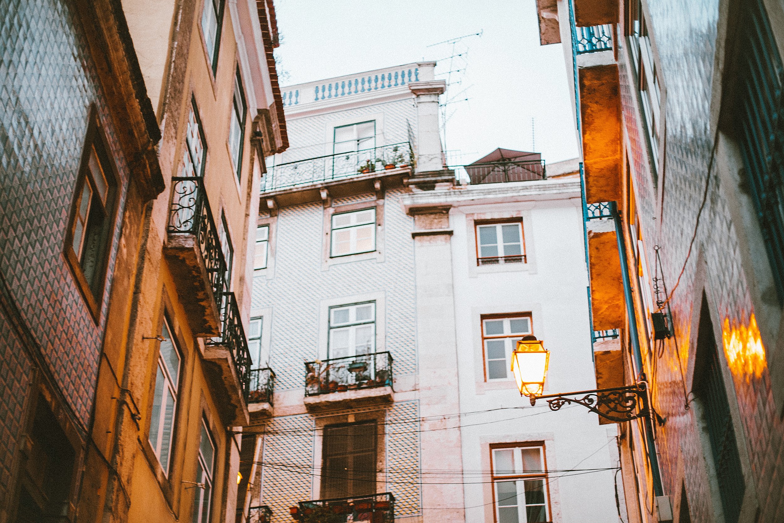 alley-apartment-architecture-1546696.jpg