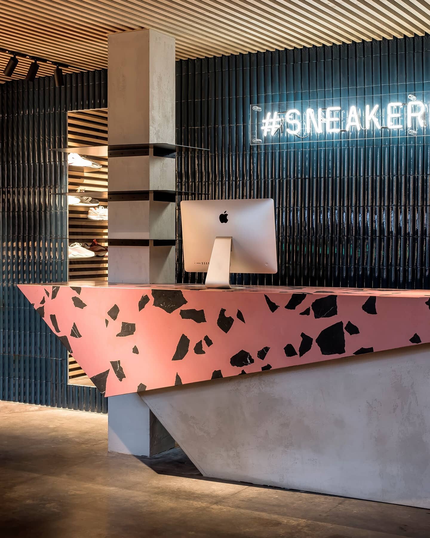 Nero Marquina on pink - an Altrock counter, one of a bunch of pieces produced for @sneakerdistrict in Amsterdam which has now opened and is looking amazing. Thanks to designers @bardevanvoltt - photos by @cafeine 
.
.
.
#altrock #altrocksurfaces #sne