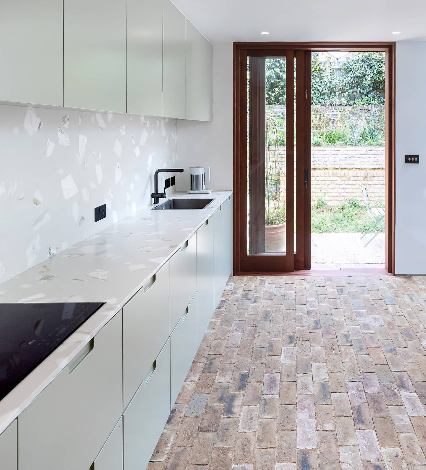 Calacatta on Off-white. Worktop and full splashback. 
.
.
.
#altrock #altrocksurfaces #whiteterrazzo #terrazzokitchen #splashback #kitchenworktop #kitchendesign #interiors #interiordesign #interiorarchitecture