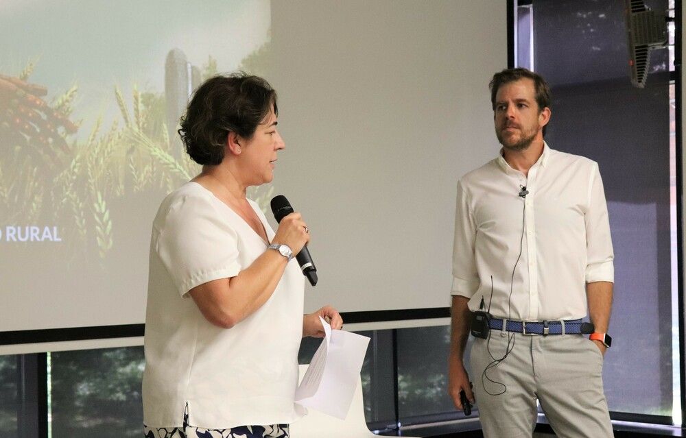 Elena Pisonero y Gonzalo Martín, durante la sesión en Hispasat.