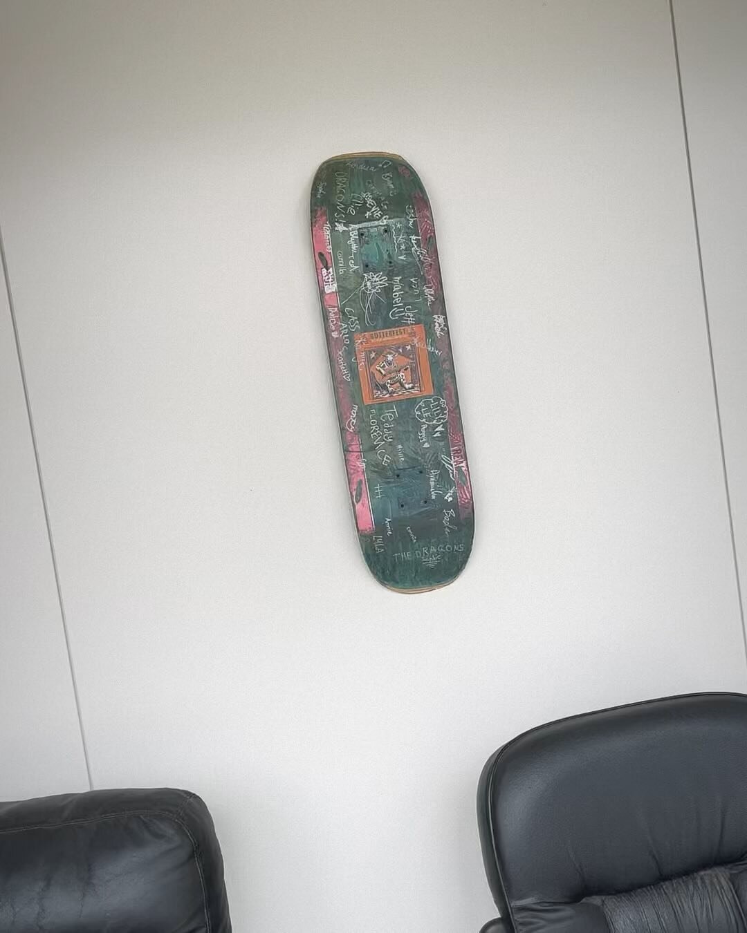 Finally got the BUTTERFEST 2023 signed skateboard up in the waiting area! Signed by the all the butterfest rockstars, now to be on the buttery wall for eternity❤️&zwj;🔥

Special shout out to @verylousy for letting us use his old dreamy @parliamentsk