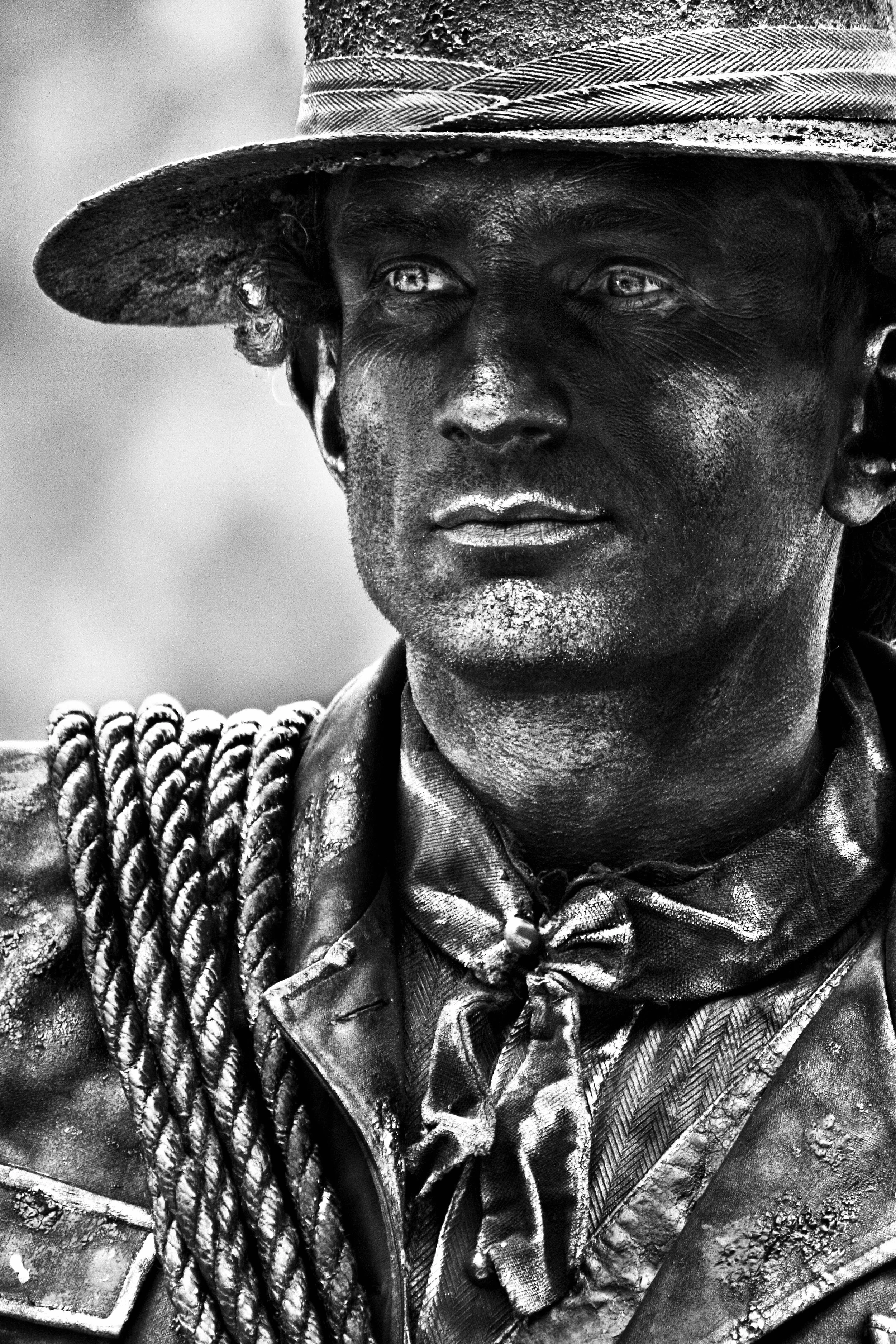 Human statue recadrée.jpg