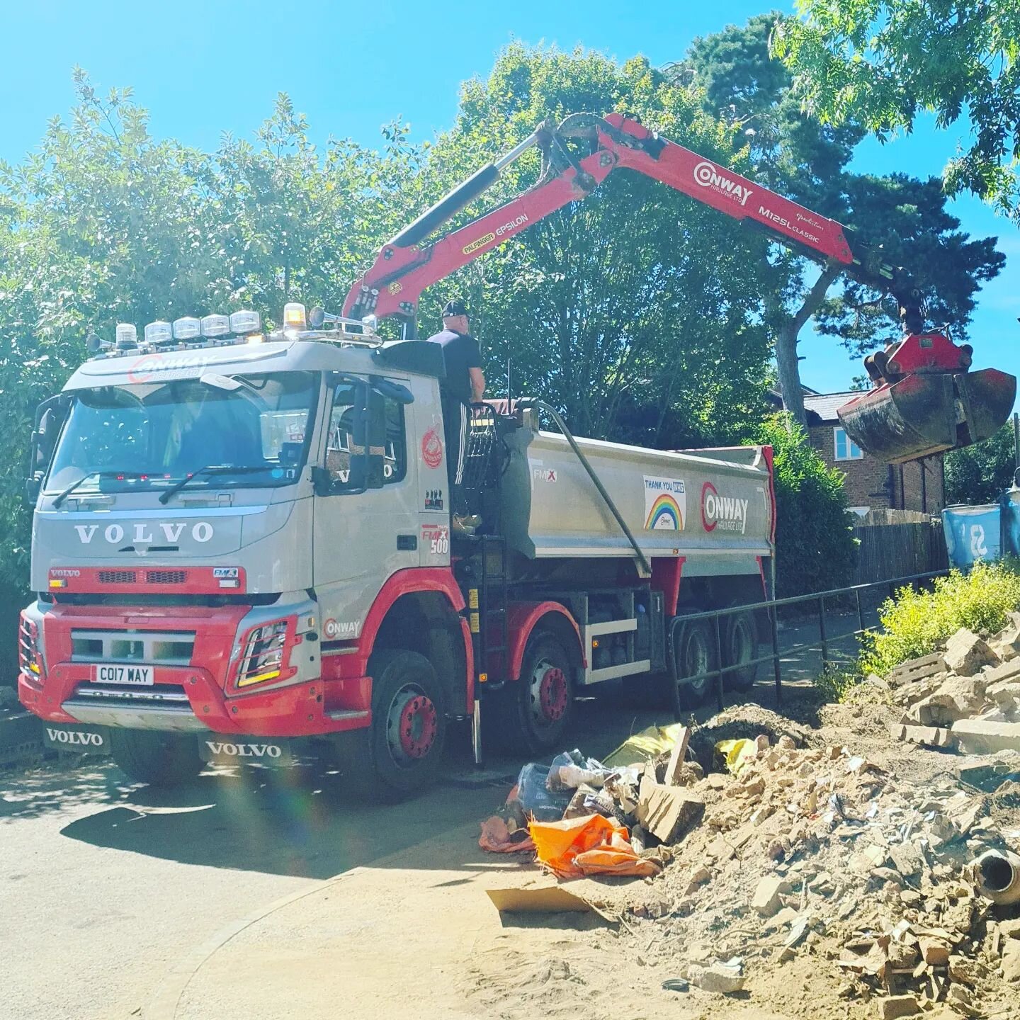 Cannot fault these guys, booked this morning and here a few hours later. Great service as always from the guys @conway_haulage 
24 load later and we are nearly there.