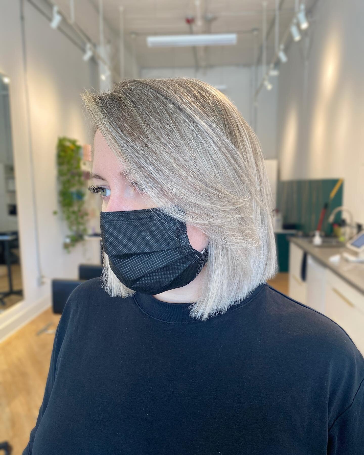 Swipe for the before! 
The lovely and wonderful @laurendilkes  hadn&rsquo;t had her hair coloured since October 2020 - and yet, her grow out was manageable because there was a soft diffusion. 

Lauren used to be a full bleach and tone (where every ha