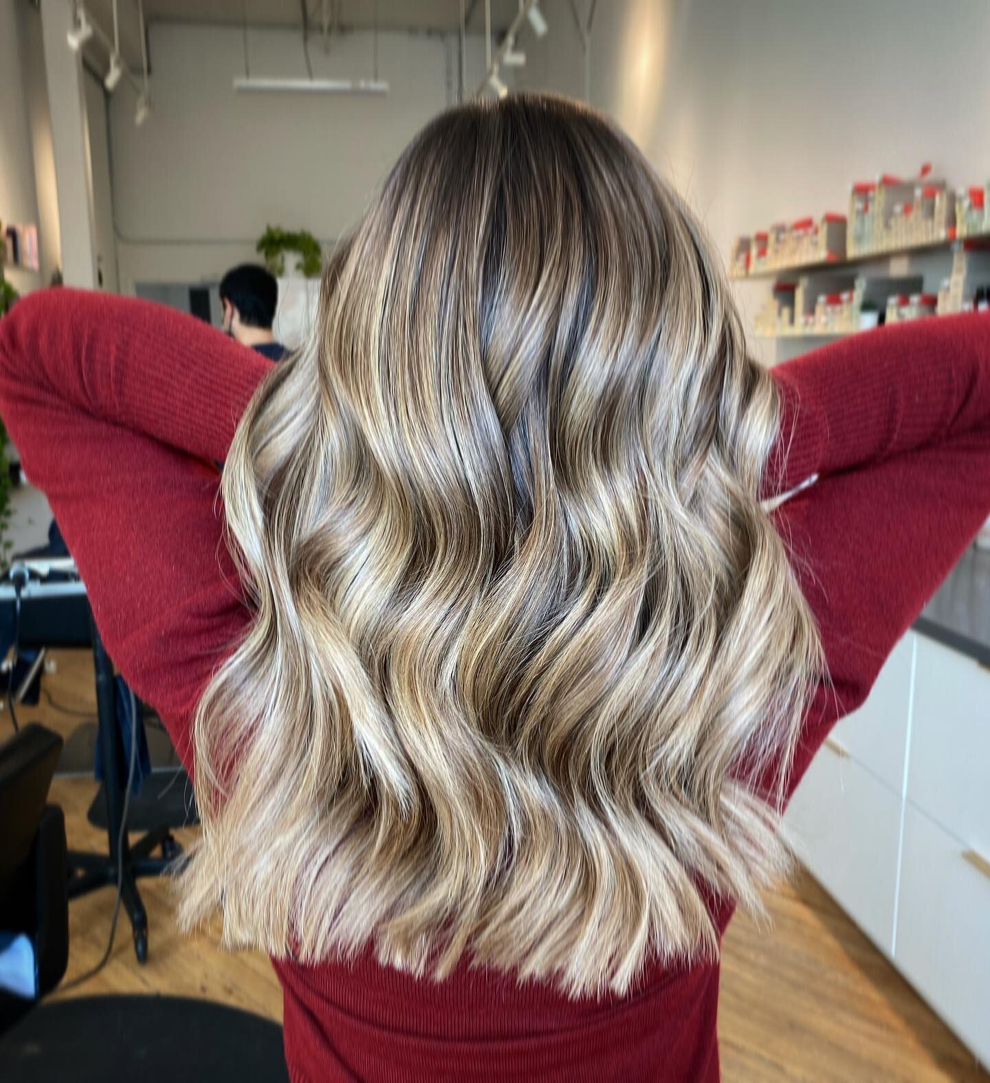 Low maintenance hair takes time (approximately 4 1/2 hours in the chair 😅)
But it&rsquo;s worth it when your result looks like this and you&rsquo;re left with the softest grow out. 
We did a balayage with lowlights to add dimension as well as a root
