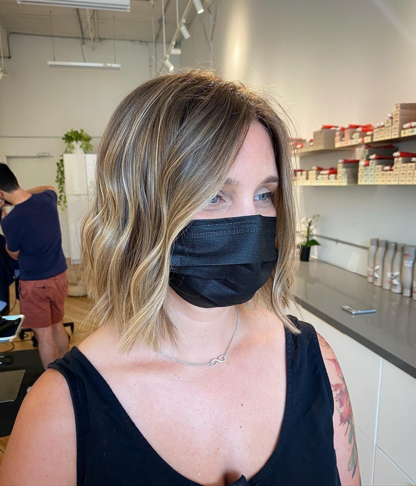 Hey! It&rsquo;s been a hot minute since we&rsquo;ve posted&hellip; but we&rsquo;ve been busy working 😅 and we love catching up with everyone in the studio! 

A balayage is a great service for low maintenance, soft grow out, beautiful hair 🥰 and it 