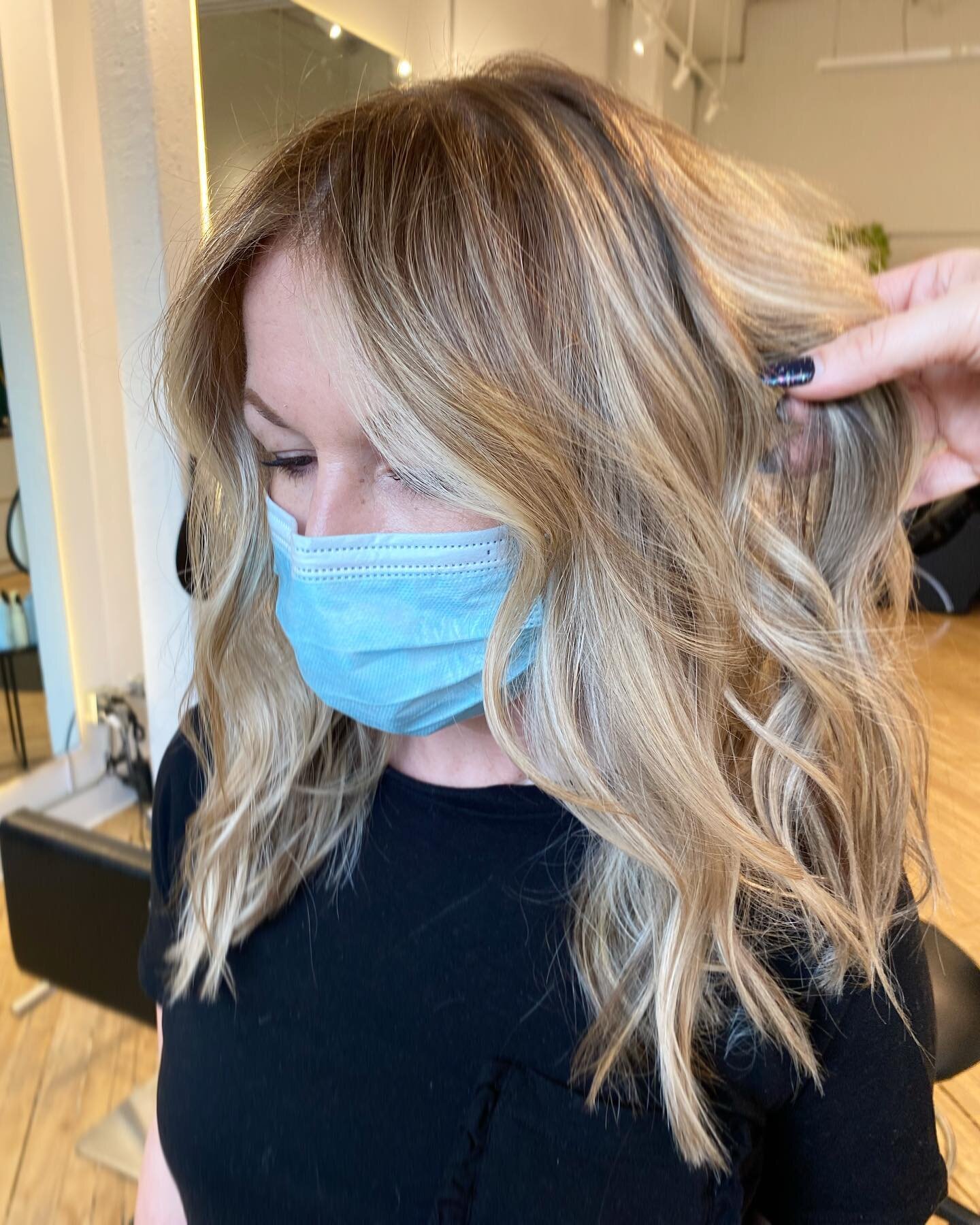 Still over here doing hair and having fun ☺️
Looking to add some brightness to your hair but don&rsquo;t have time for a balayage? You can always book a half head of highlights with a root smudge. Best of both worlds!