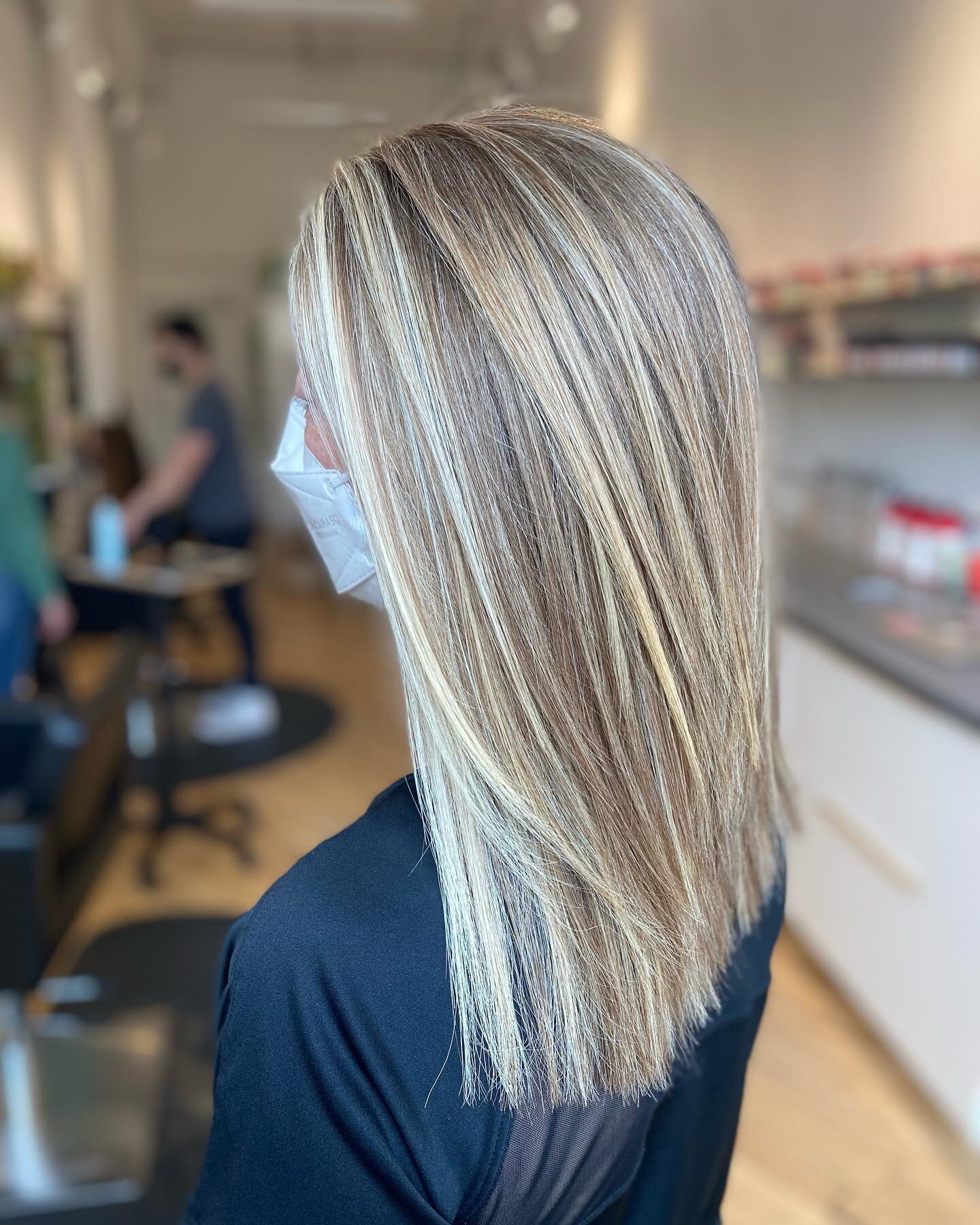 ✨ Blonde balayage ✨

☑️ effortless grow out 

☑️ hang out with Alexis &amp; Daniel for 5 hours while we do your balayage 🥰 

☑️ refresh your colour easily with a toner appointment every 6-10 weeks (takes 45 minutes) 

☑️ looks great straight, wavy a