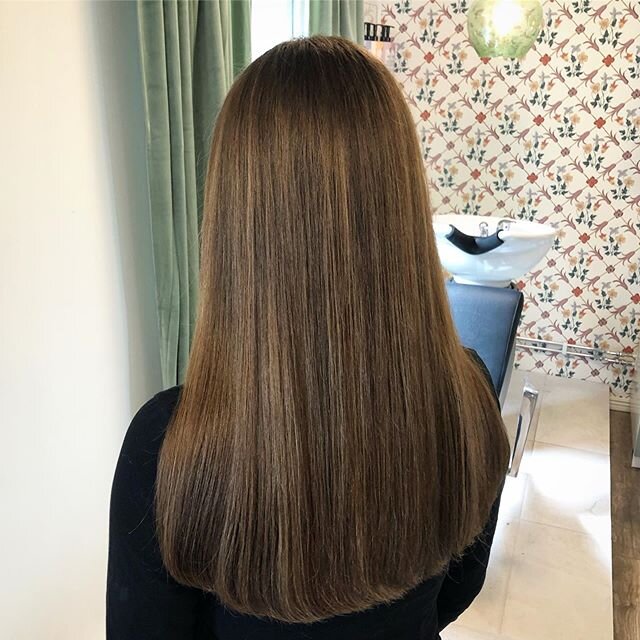 En v&auml;ldigt l&auml;tt balayage f&ouml;r att l&auml;tta upp den egna f&auml;rgen utan att se f&auml;rgad ut 👌🏼