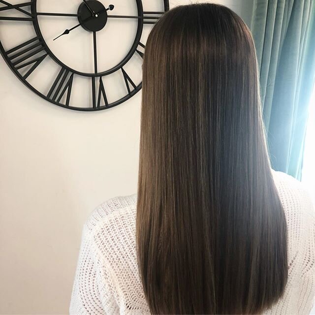 L&auml;tt balayage f&ouml;r att skapa djup i detta underbara svall