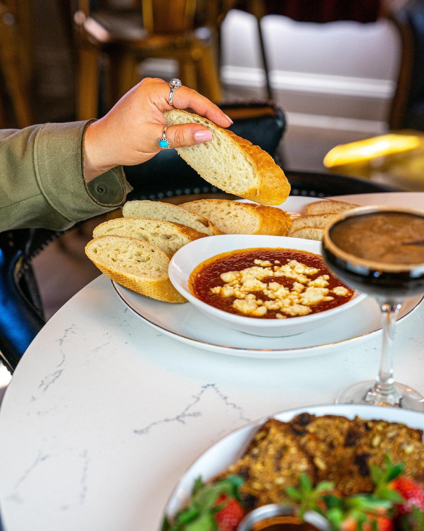 Digging into our goat cheese &amp; jam spread 🍅🥖
Tomato jam, ch&egrave;vre, basil, baguette

Open from 5pm-10pm tonight!
#apps #chocolatebar #lafayettesquare