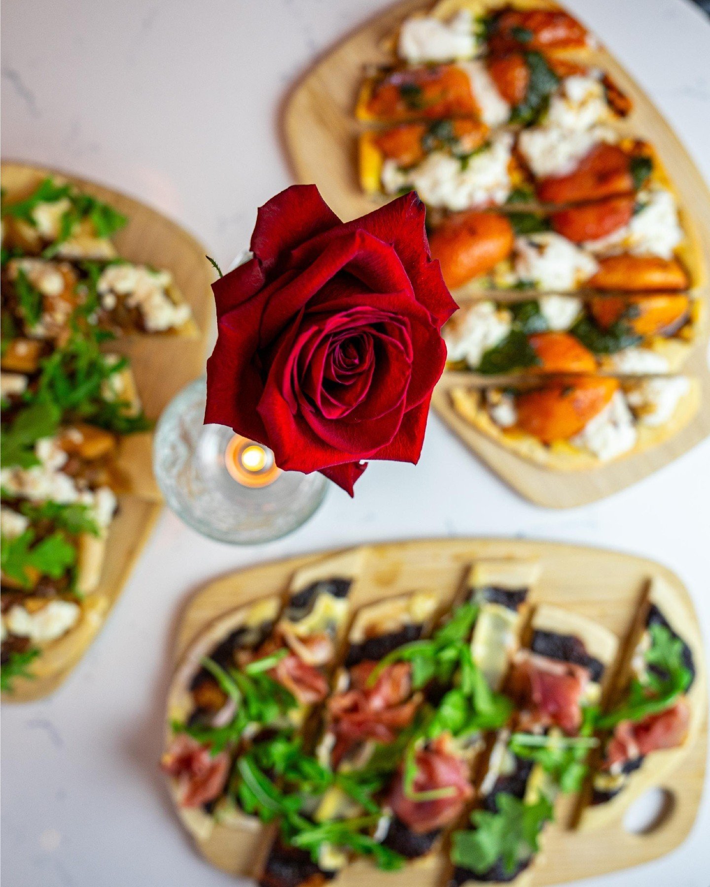 Which flatbread is your favorite from our menu⁉️

🍎Duck &amp; Apple: duck sausage, caramelized onions, honey-roasted apples, and goat cheese

🧀Proscuitto: brie, fig jam, and arugula 

🍅Caprese: burrata, roasted tomato, pesto, lemon zest, and balsa