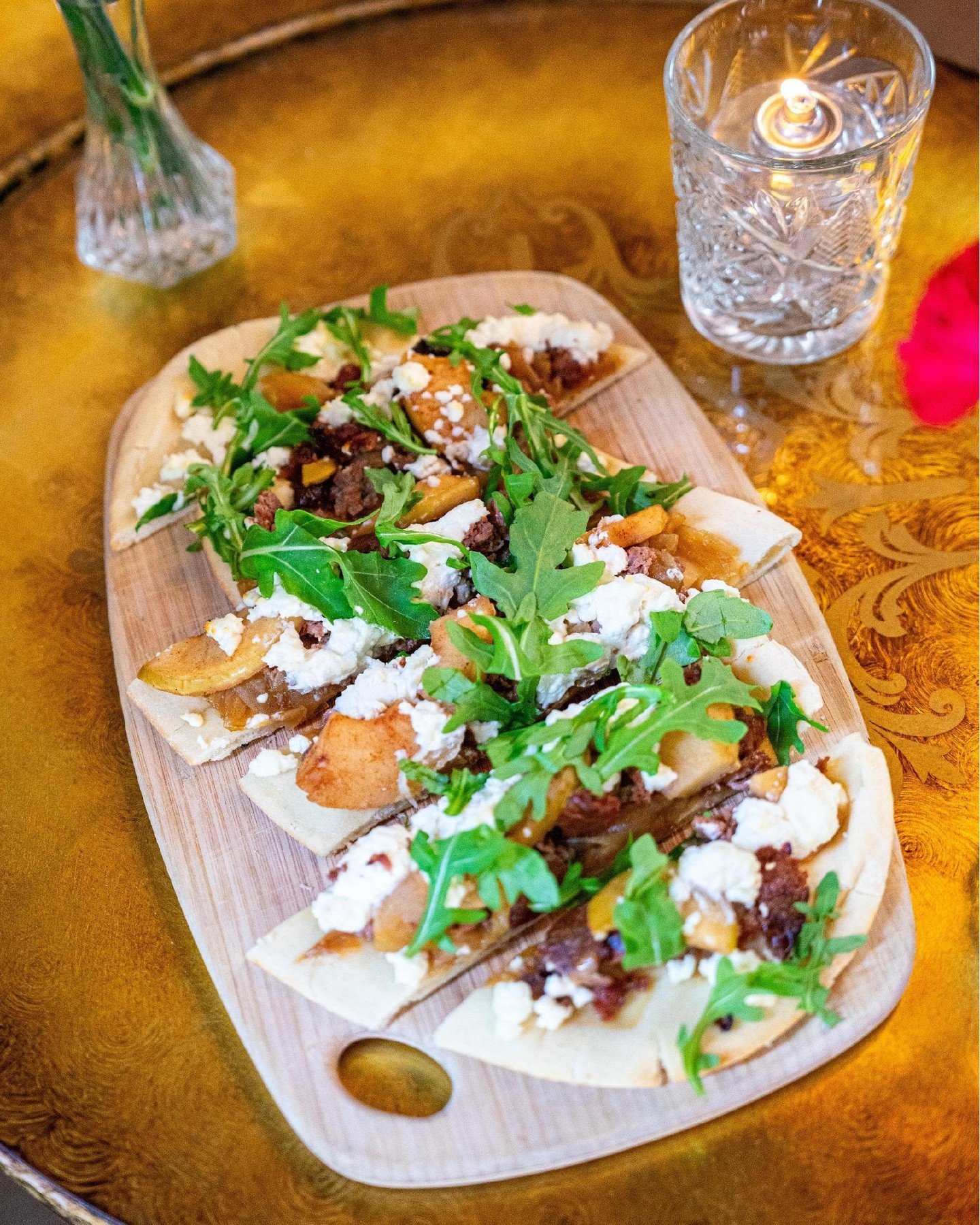 The perfect addition to your Sunday is ✨of course✨ a flatbread from Baileys' Chocolate Bar! 

Duck &amp; Apple Flatbread: duck sausage, caramelized onions
honey-roasted apples, and goat cheese

Open until 10pm!