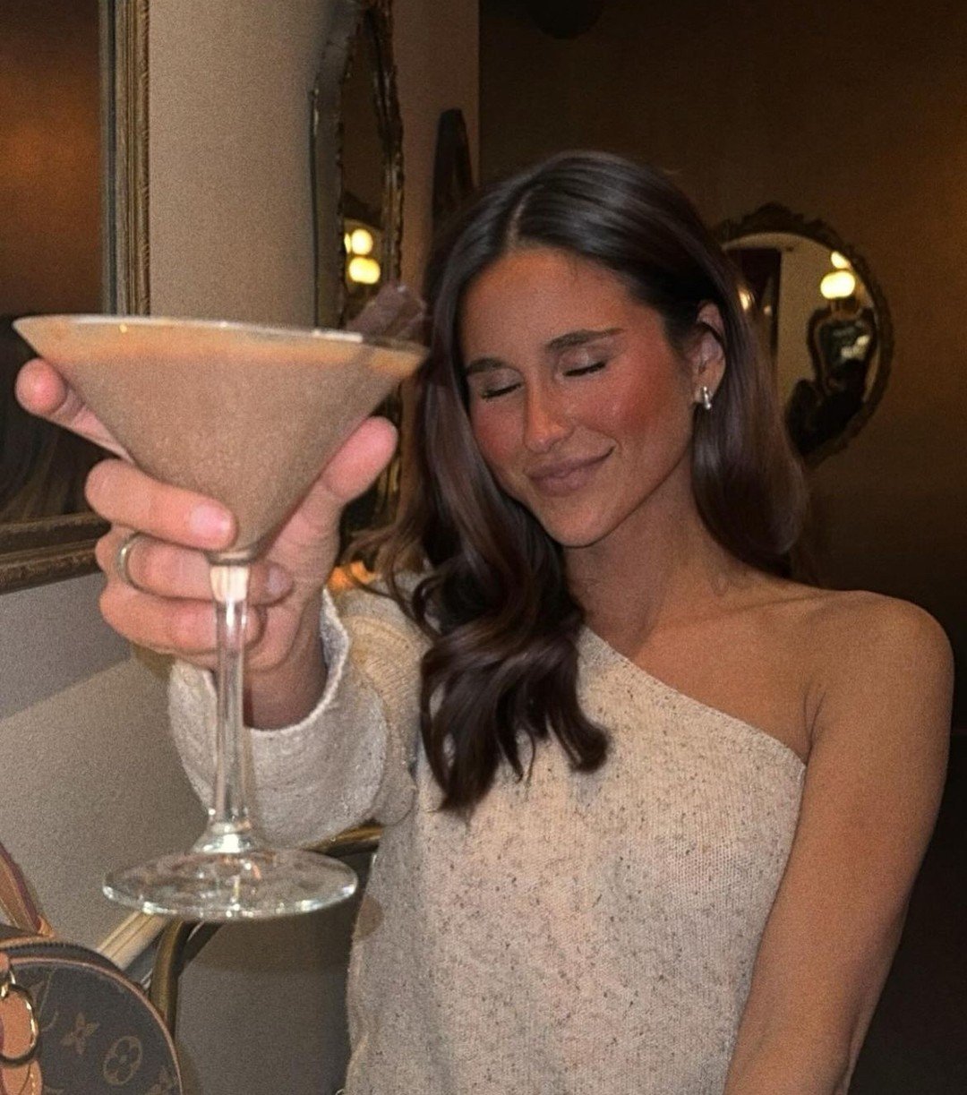 That #AlmostFriday feeling hits different when you have a Baileys' Chocolate Bar Martini in your hand 🤩

Open from 5pm-10pm tonight!
📸: @rileyrcalloway