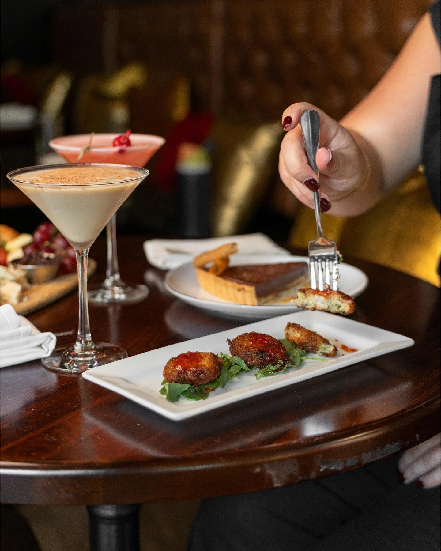 Our house-made crab cakes + roasted red pepper chutney = the appetizer of your dreams 🦀☁️✨

We'll be open at 5PM, are you joining us?