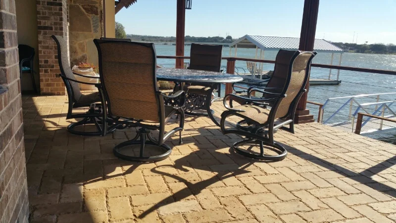 Passage Dining set on the Lake