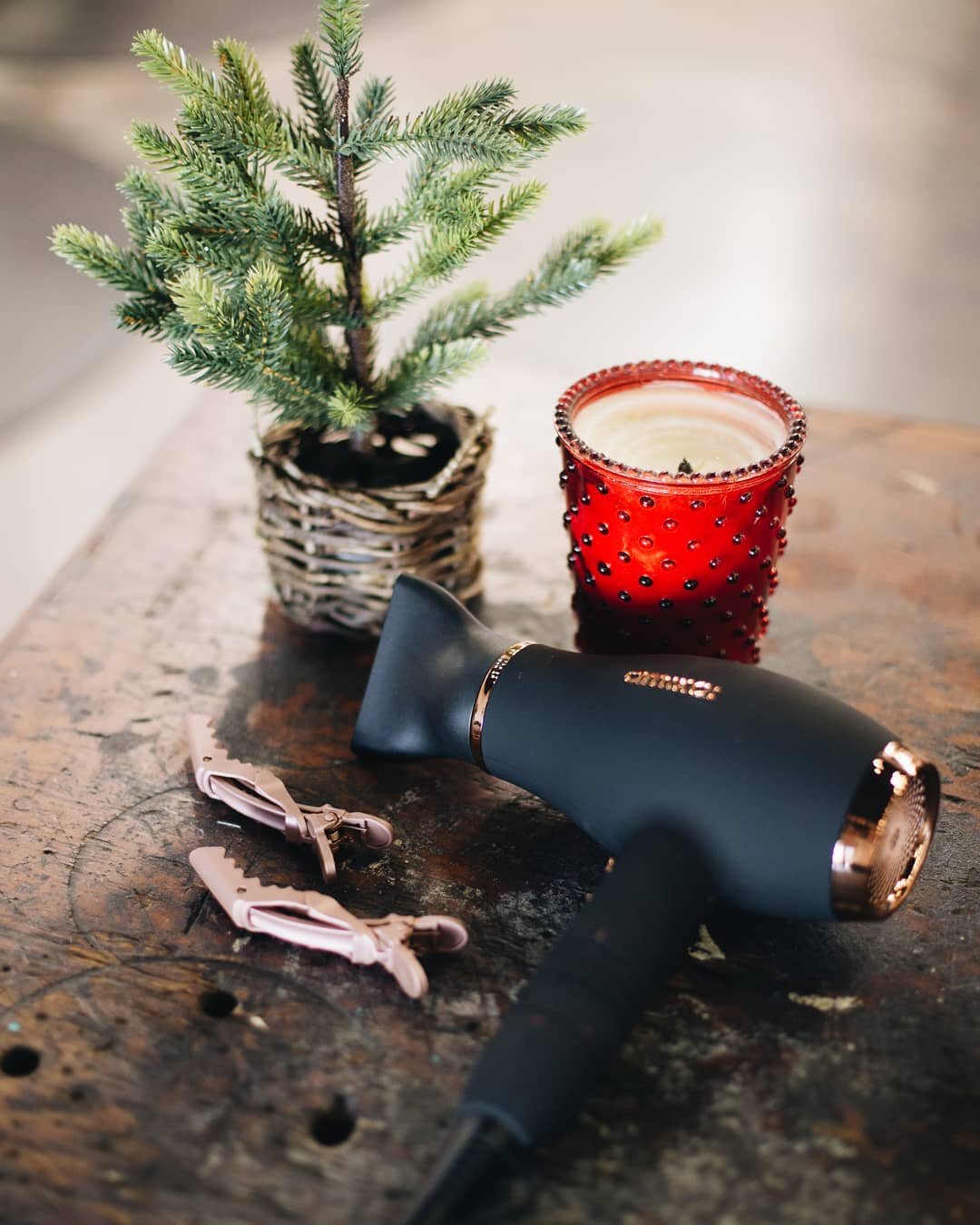 We still have a few remaining reservations for Christmas Eve Blow Outs! &amp; Makeup applications. Don't wait, book now. We will be taking reservations starting at 8AM &amp; the last reservation at 4 PM. 🎅🎄
.
#blowoutbeautyanddrybar #blowouts #blow