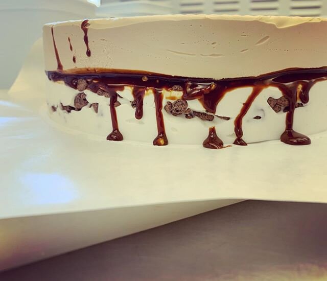 Salted caramel and vanilla chocolate chip cake layers. 
#icecreamlab #gelatolab #gelato #icecream #icecreamcake #gelatocake #dessert #caramel #saltedcaramel #vanillachocolatechip #vanilla #layers #sweet #food #instagood #foodpics #sweettooth #sweets