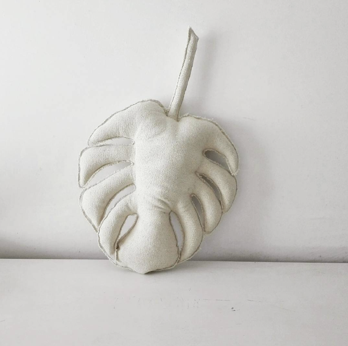 monstera_leaf_cushion.png