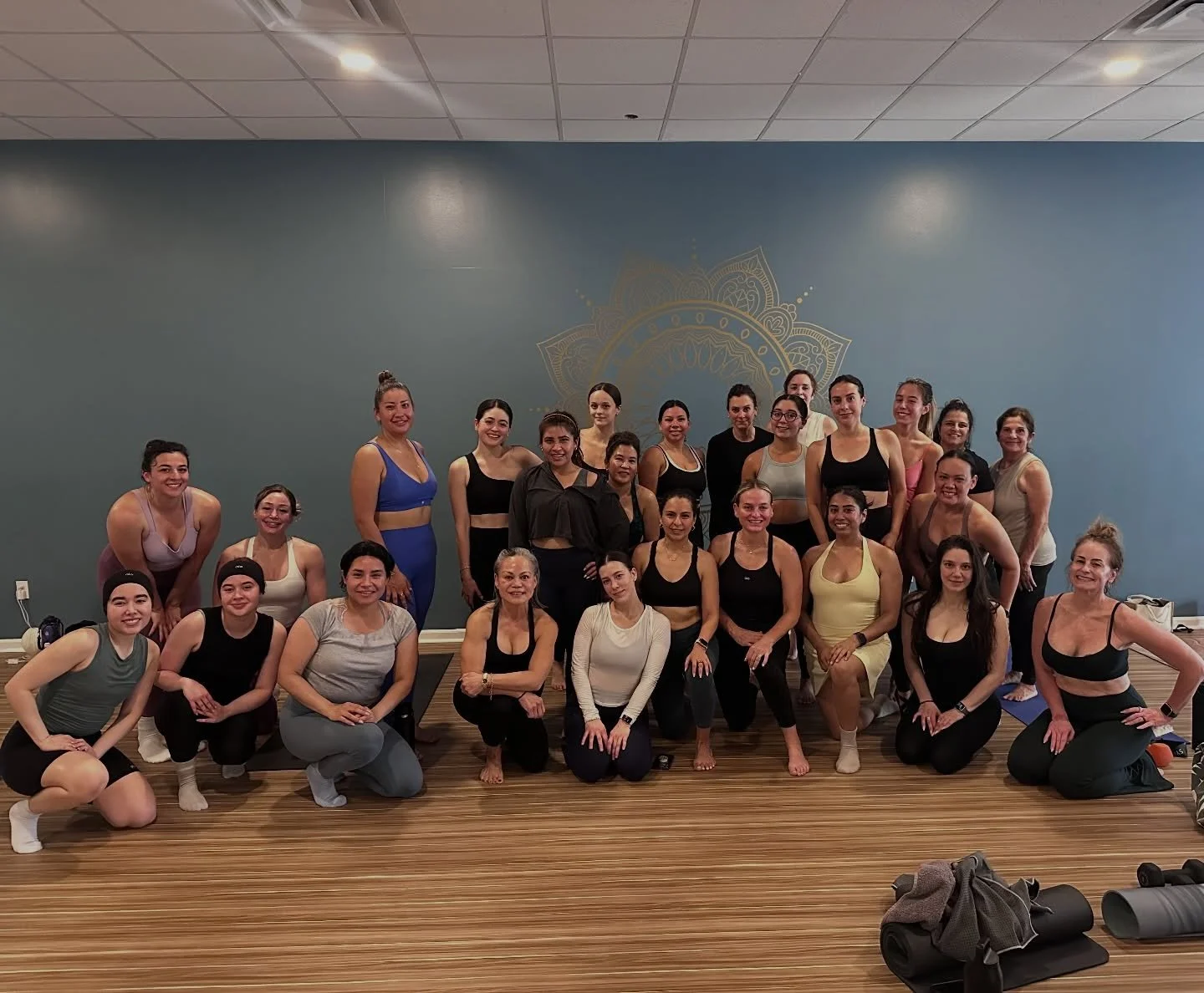 Ready for Monday!!!! 🙌🏼💪🏼✌🏼👊🏾

Are you ready to start your week with the best crew? 
Are you making the best use of your time when it comes to self-care?
Are you making yourself a priority so you can give more to those who surround you?

At Na