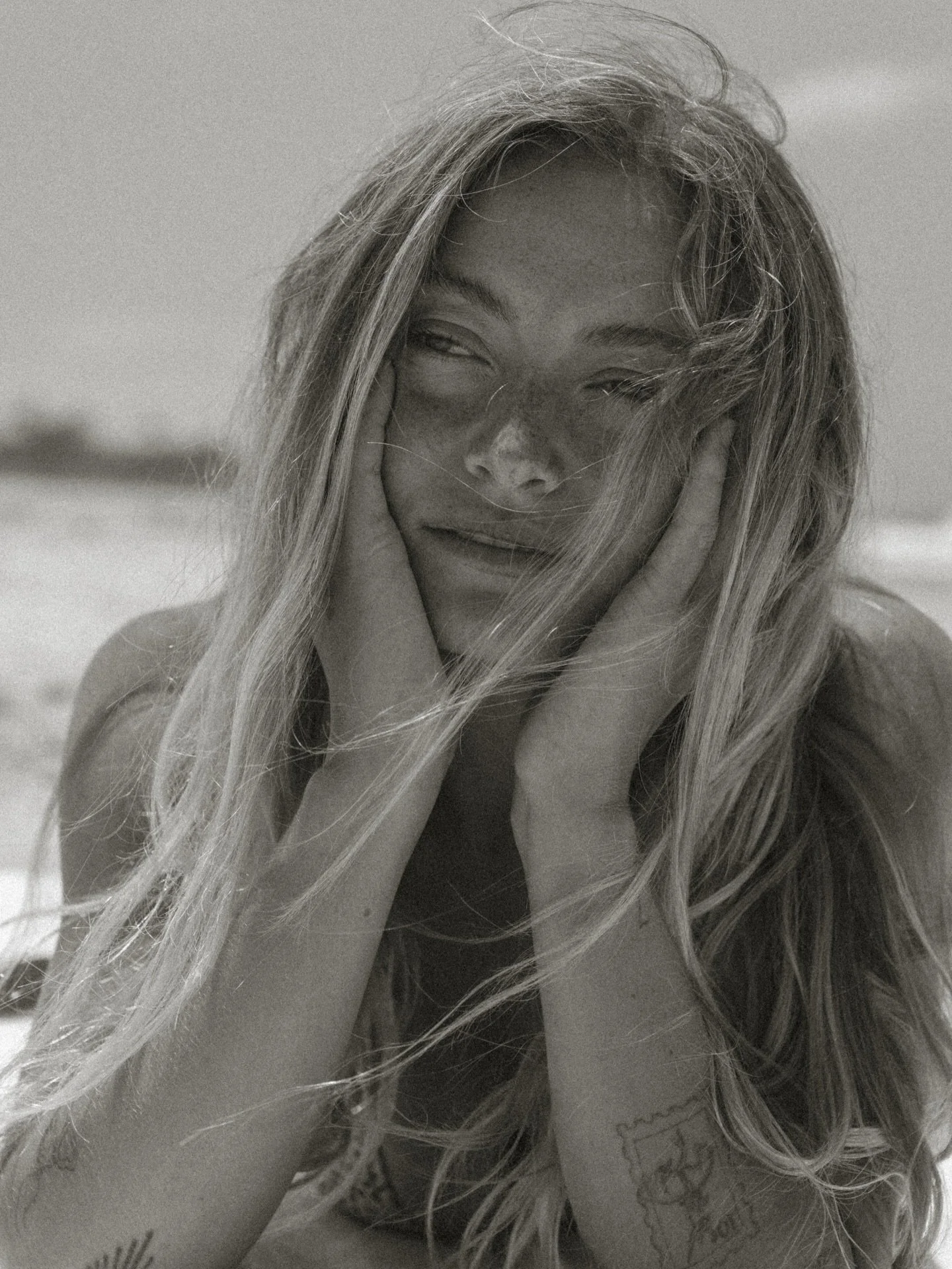 Beach babe @savanna.campagna for her lookbook 🤍 
bounce by @dreawads white linen shirt 🪄
