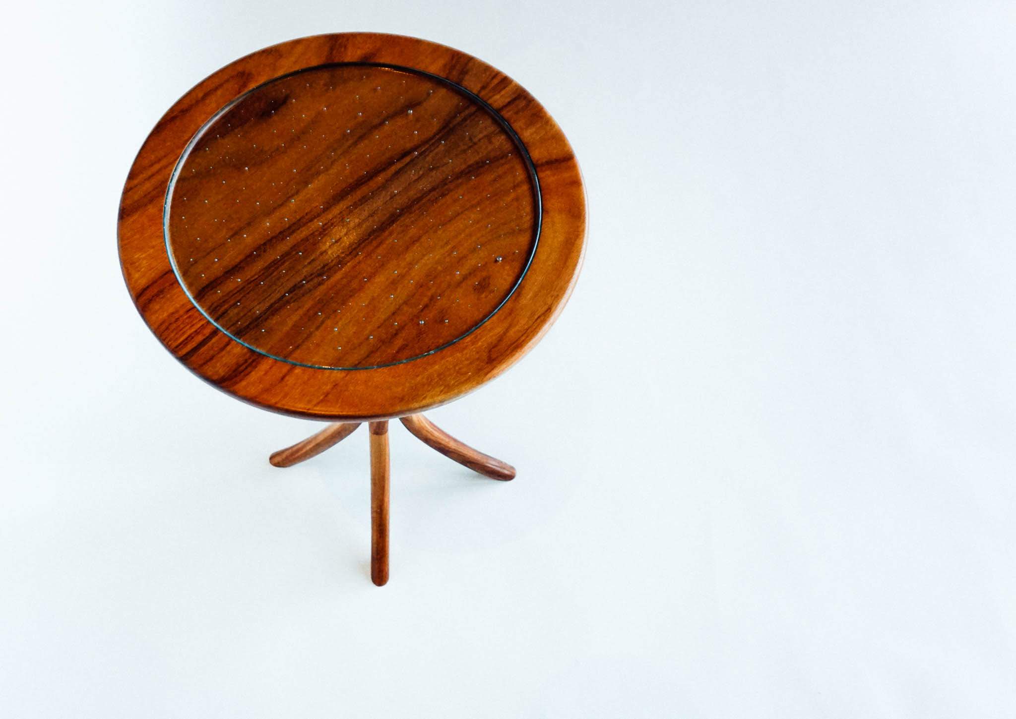 Table in macawood with optional antique glass top.
