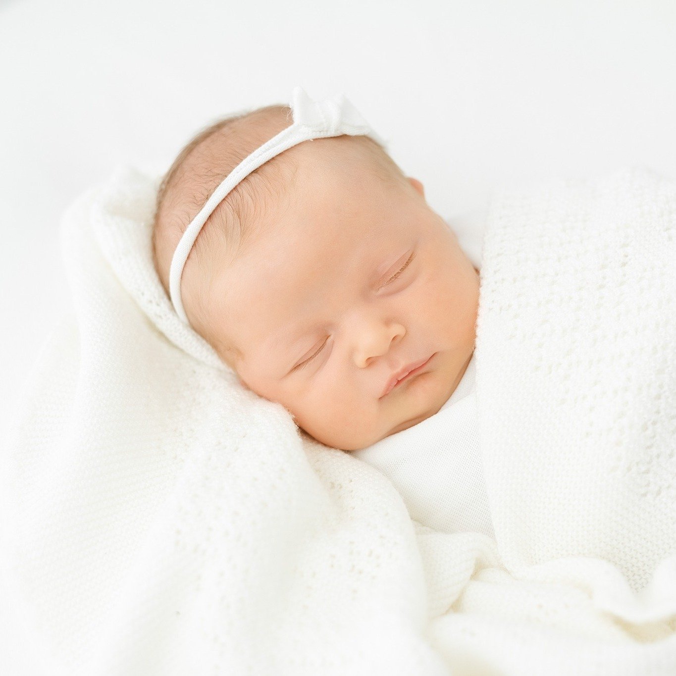 🤍 three weeks new - Studio newborn sessions are best captured during the first few weeks of life so that baby is still sleepy and curly.  They are baby-led, which means, if they stretch, wiggle, sleep, stare.. whatever! I capture them as they are wi