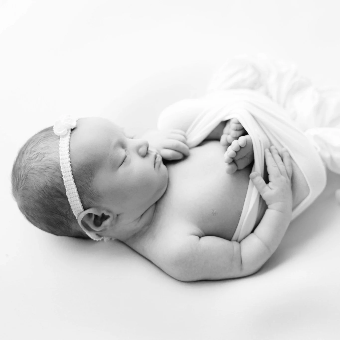 Ah.. the forever debate over color or black and white? I love them both! 🤍  October-December due dates are now booking! Don't delay! Fill out the contact form on my website and my investment guide will be sent right over. 🫶

Newborn photographer in