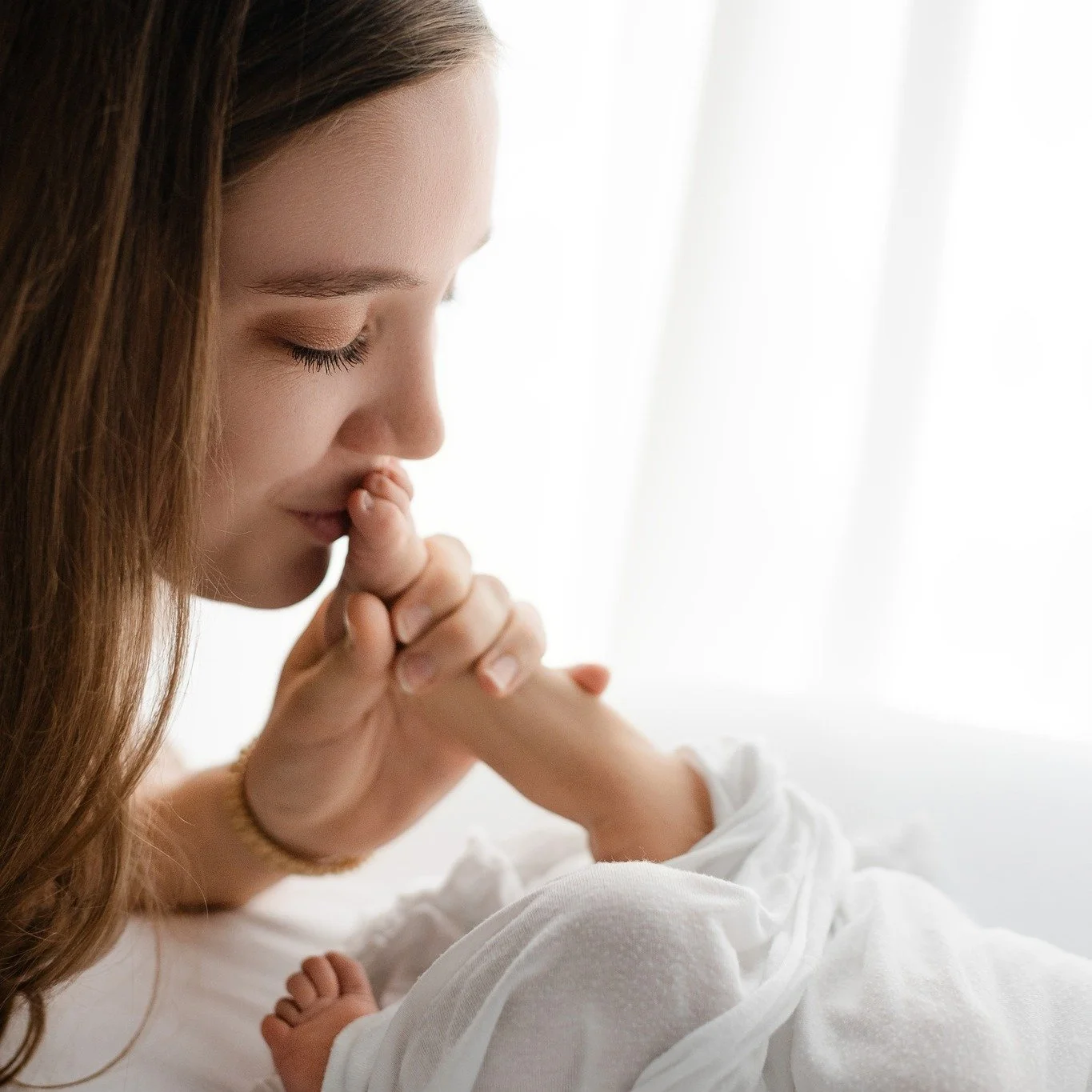 👋 This is your reminder to get on my calendar for your 2027 newborn sooner rather than later 🫶 I mean, wouldn't you want an image like this to remember how tiny their feet were?! 

Raleigh newborn photographer | Raleigh newborn photography #raleigh