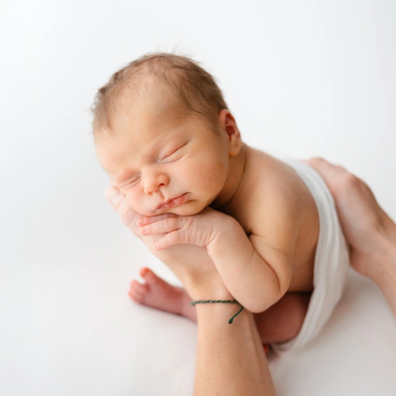 Snuggly newborns will forever be my favorite. 🤍 I&rsquo;m officially booking January &amp; February newborn sessions!  I will always tryyyyy my best to squeeze in last-minute newborn sessions when I can, the only way to guarantee your spot is to res