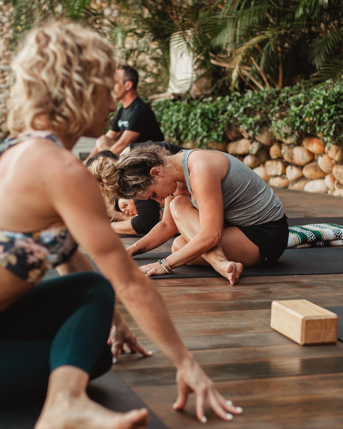 Bow to your beauty while you stretch out that booty😏✨ 
#yogaretreat #yogainspiration #xinalani