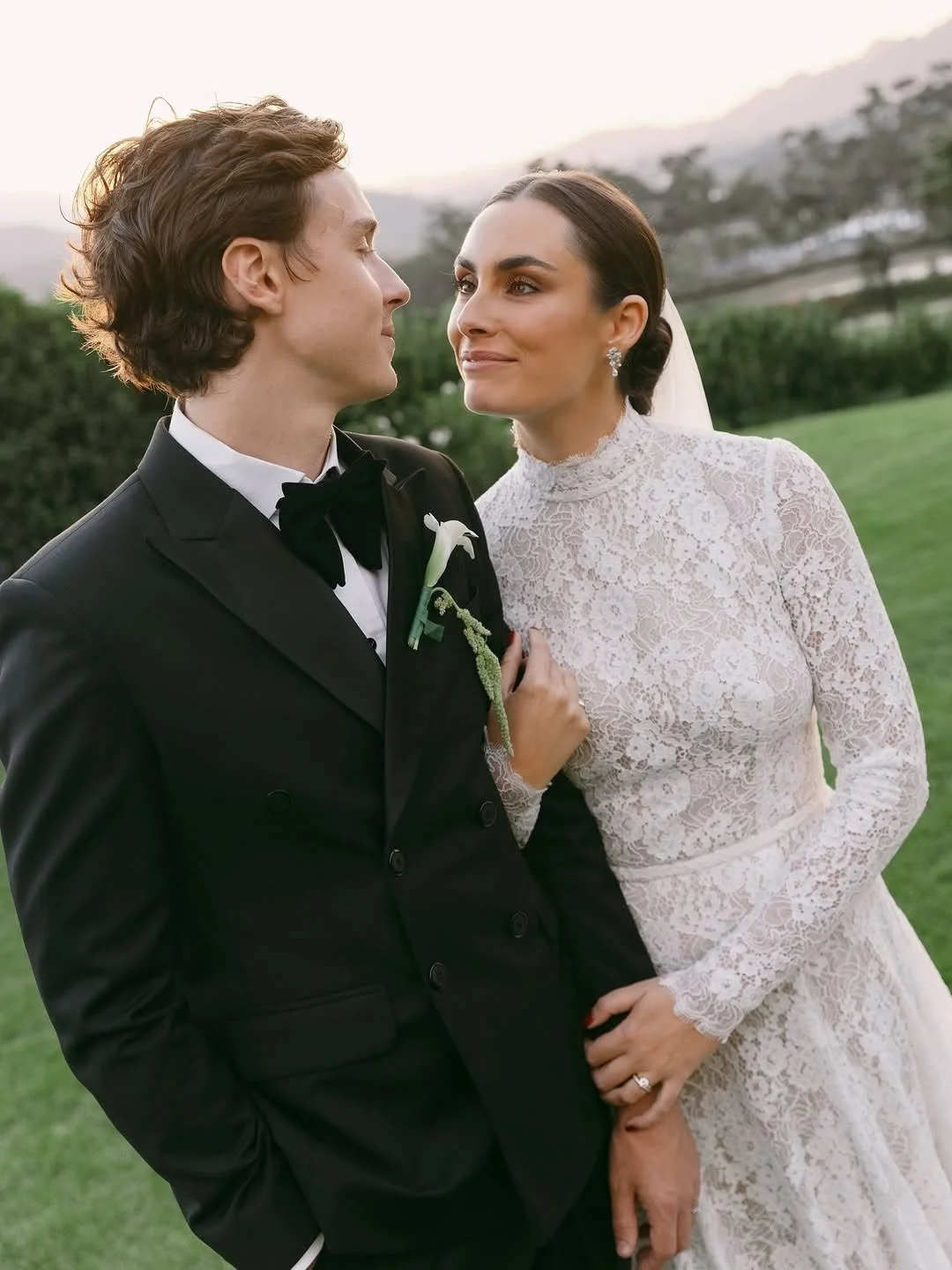 @vagabond_bridal real bride @taylavermaak in Ruby 🤍

Beautiful, sophisticated and refined - the perfect gown for a timeless piece.