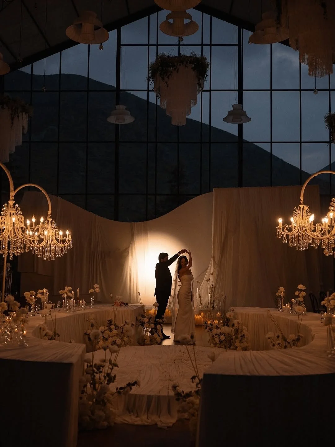 Can you imagine: this reception set up paired with an Art of Bridal gown 🤍