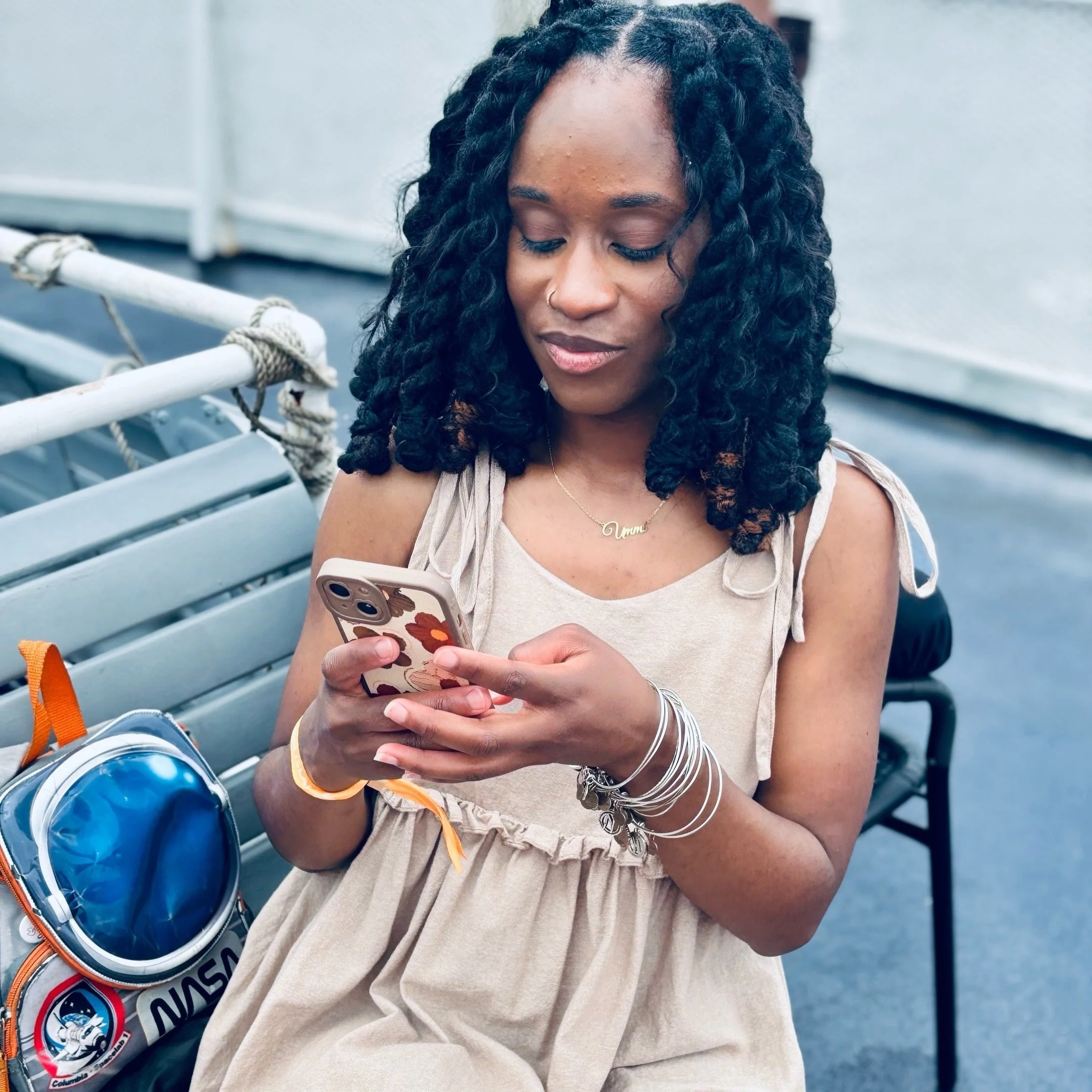 keeping track of the things that soften my heart instead of harden it

wishing you the ability to do the same 
xo your favorite maternal healer 🧚🏿&zwj;♀️

#heartchakra #threads #soften #softheart #locslove