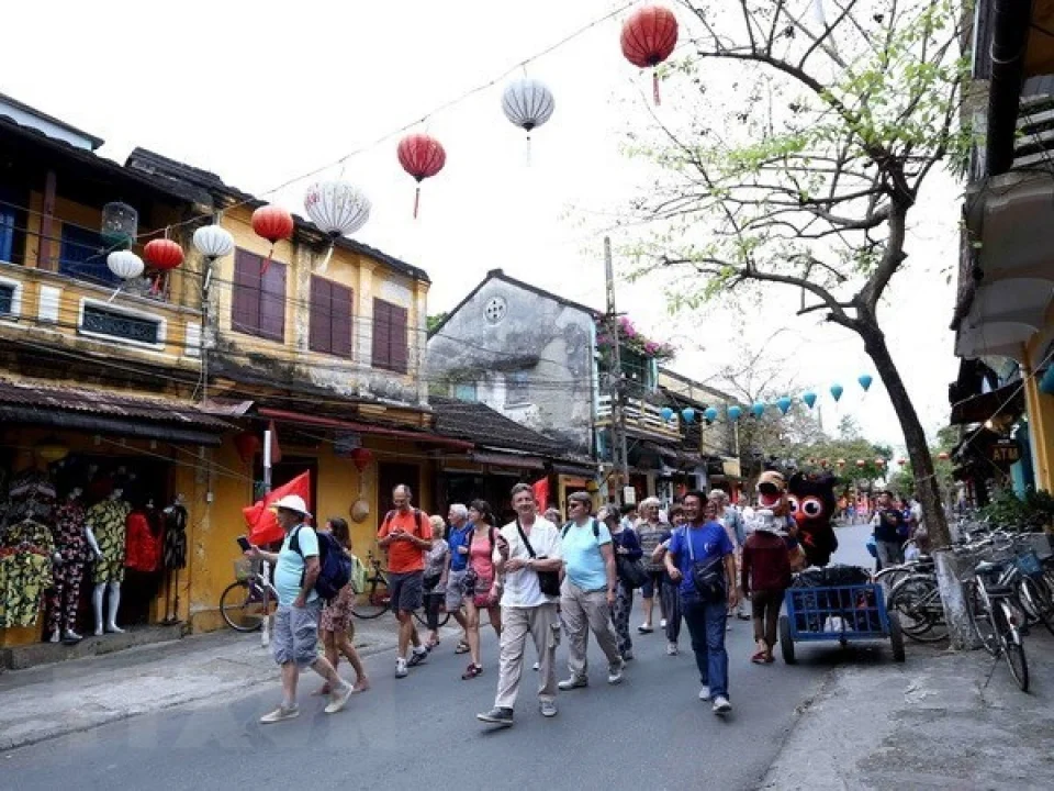 155738_tourists.jpg