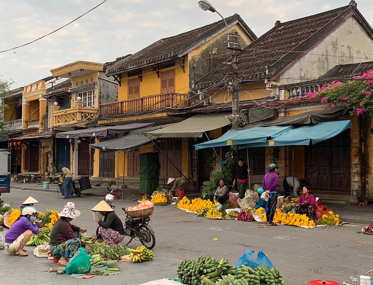 Sellers Hoi An old town Dawn.jpg