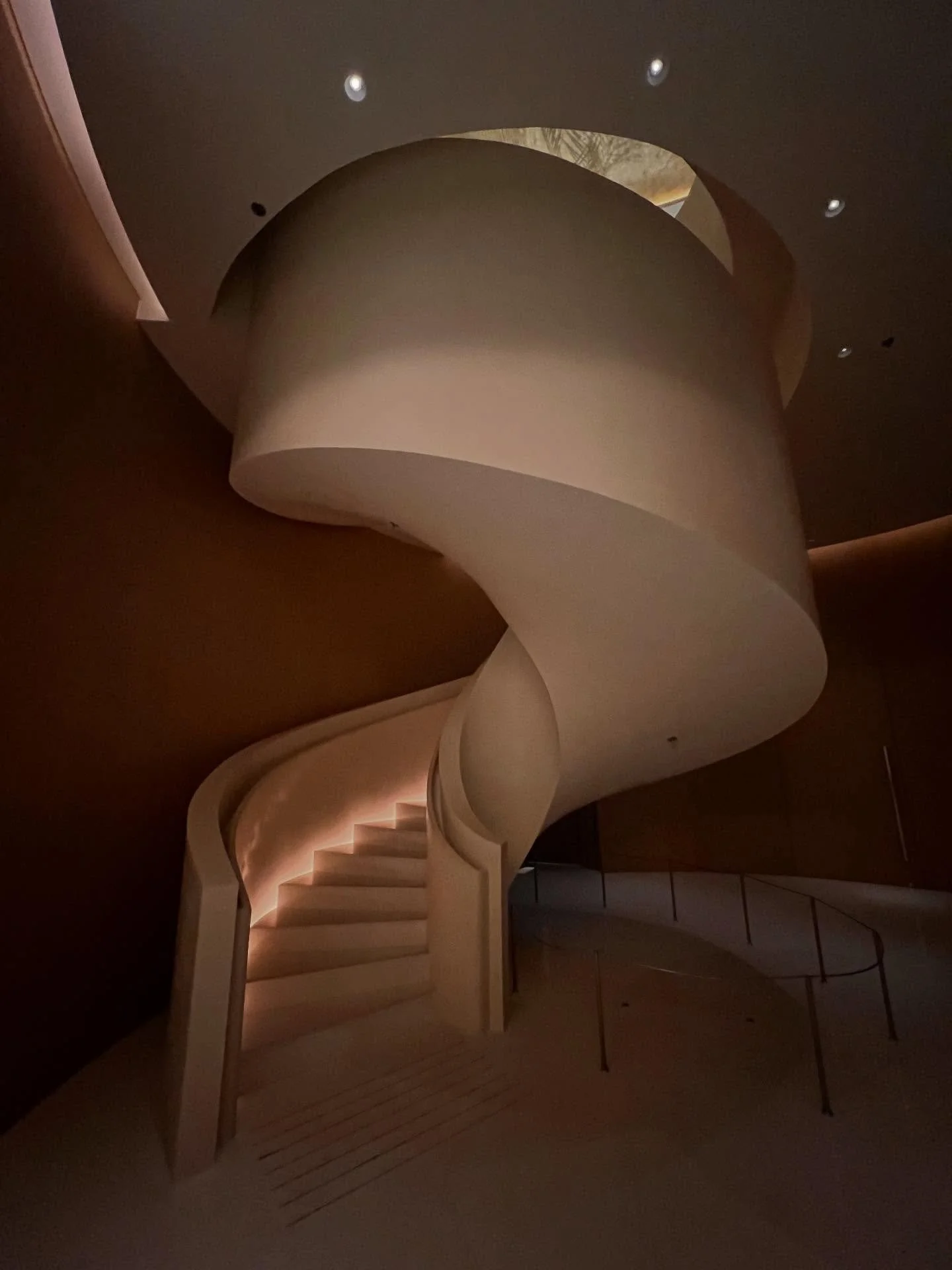 I've always been curious about EDITION Hotels, the lifestyle creations from legendary hotelier Ian Schrager, who has since moved on since founding them in 2008.  I've dined in their restaurants in London and Tokyo, but a stay has so far eluded me. Un