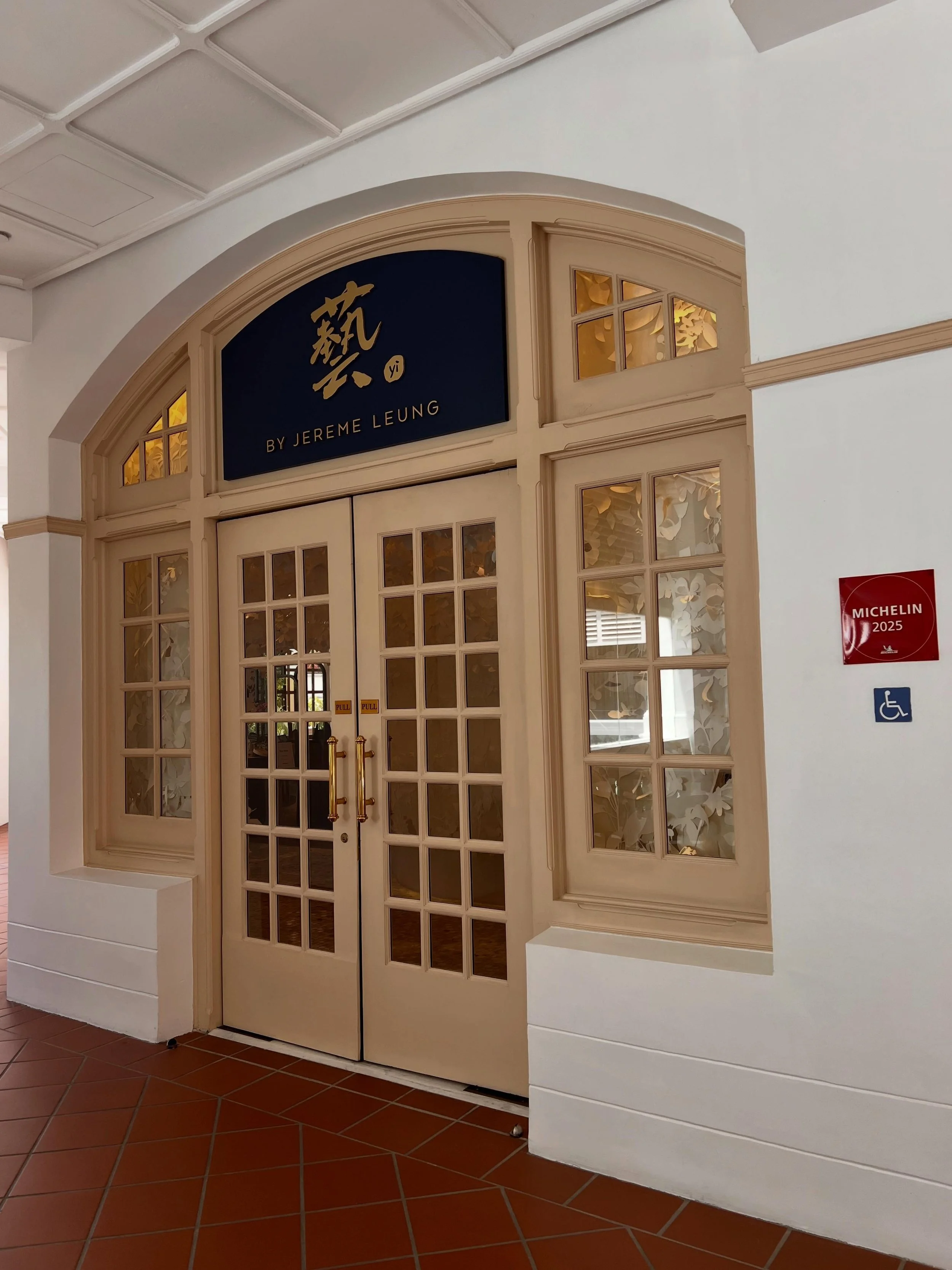 Lunch today displayed yet again the sophisticated and discerning palates of Singaporeans, who may well be the most food obsessed people on earth. I've had my eye on Yi by Jereme Leung for sometime, and once more, I'm proud of my not so hidden talents