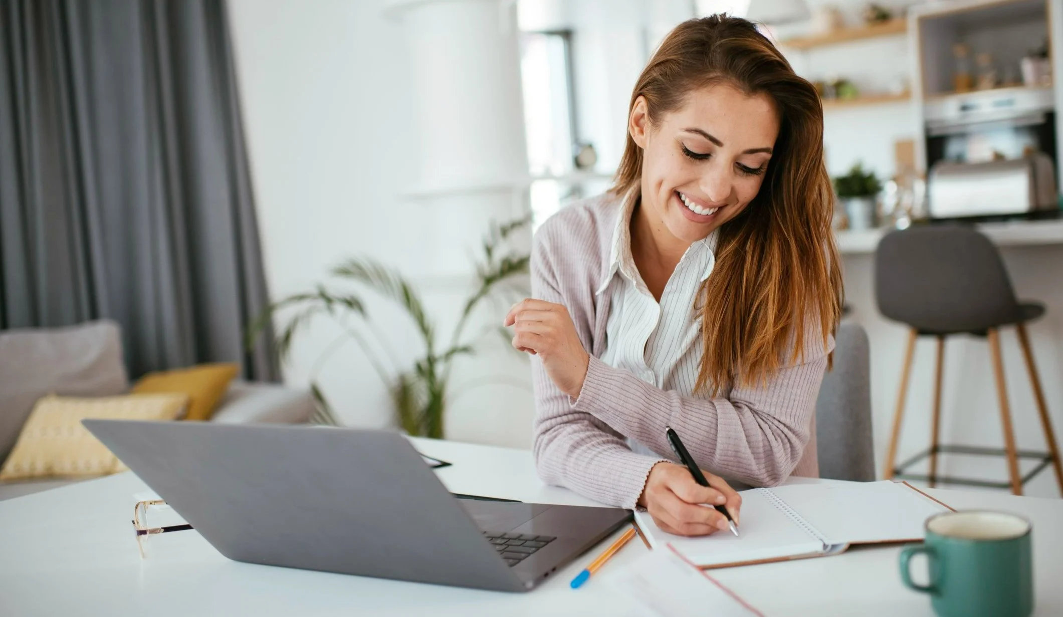 Woman-working-at-home-stock-photo-1264141995_2125x1416.jpg